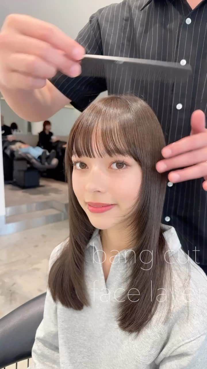 齋藤純也のインスタグラム：「face layer✂︎  柔らかさと束感のあるこだわりのヘアスタイル💇‍♀️  柔らかく動くレイヤーデザイン ハサミの入れ方で大きく変わります💇‍♀️  ✴︎PRICE✴︎ カット✂︎7700円 カラー✂︎7700円  カットなしの場合シャンプーブロー料金+2200円 カラーはトリートメントin処方で圧倒的な艶感と手触りをプラスします。 ブリーチor3Dハイライト施術はプラス7700円です。 パーマ✂︎7700円 トリートメント✂︎種類多数によりカウンセリングで決めさせていただきます。5500円〜11000円 縮毛矯正✂︎17600円、前髪のみは6600円 ・ ネット予約が×の所もお電話かDMで時間調整できますので気軽にご連絡ください！ kelly.表参道本店　A1出口より徒歩45秒 東京都渋谷区神宮前5-2-5 JY表参道ビル２Ｆ kelly. ・ ・ ✔️群馬県伊勢崎市で出勤するスケジュールは隔週水曜日です。 群馬店は料金が異なります、お問い合わせください 群馬のご予約はＤＭまたは ホットペッパービューティーで  kelly. by L.O.G 検索✂︎ 在籍日程が少なくて申し訳ありません。 薬剤は最新のものを揃えました 群馬県伊勢崎市宮前町146-1  #小顔カット#似合わせカット#レイヤーカット #表参道美容室　#ミディアムヘア #サロンモデル  #アッシュ #グレージュ #縮毛矯正  #ボブ  #本庄美容室  #伊勢崎美容室 #太田美容室  #高崎美容室」