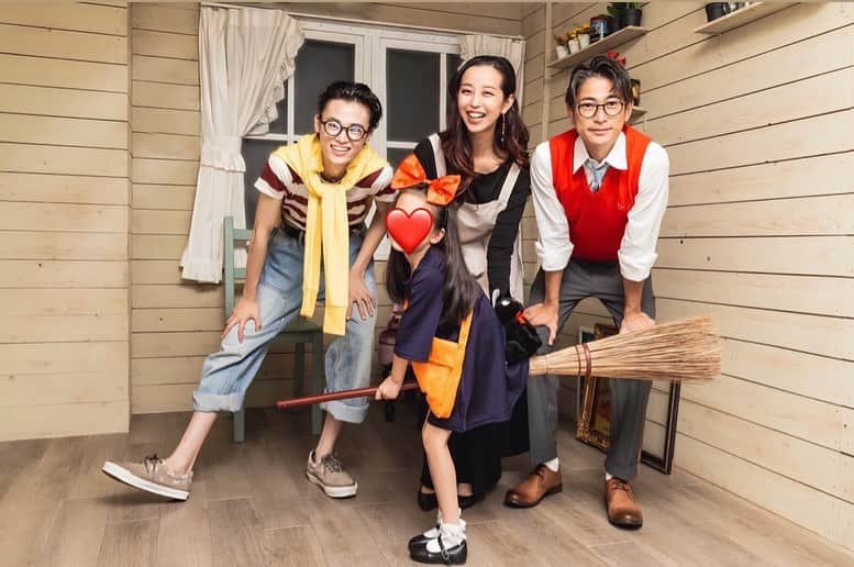 窪塚愛流のインスタグラム：「窪塚家の毎年恒例行事。  Halloween仮装‼️  今年は、『魔女の宅急便』  僕は、3年ぶりに参加できました。🎃🦇  最後の写真は、お気に入り。」