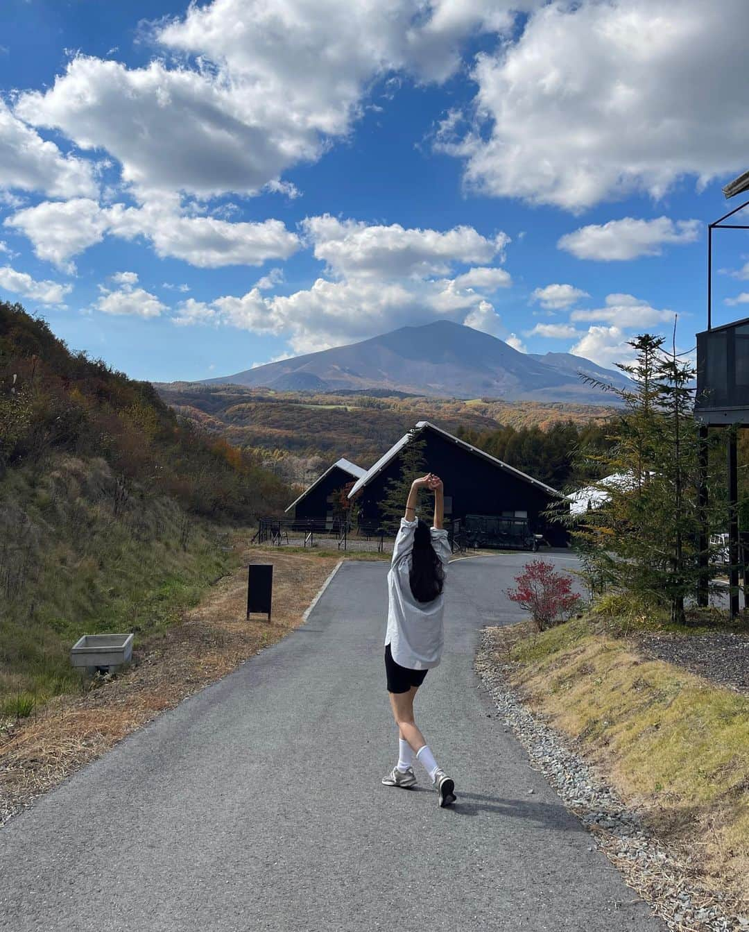 小嶋梨奈さんのインスタグラム写真 - (小嶋梨奈Instagram)「開放感あるお部屋に外は満点のこの絶景。 朝はスカッと目覚めてスパのお風呂も堪能しました♨︎ @asamakuzanbo_official  楽しみにしていた食事は 食材ひとつひとつ拘られていて 夜も朝も驚くほど美味しかったなー！ 今度はみんなでまた来よう♡  #あさま空山望  #北軽井沢 #犬と旅行」10月31日 20時31分 - corina_718