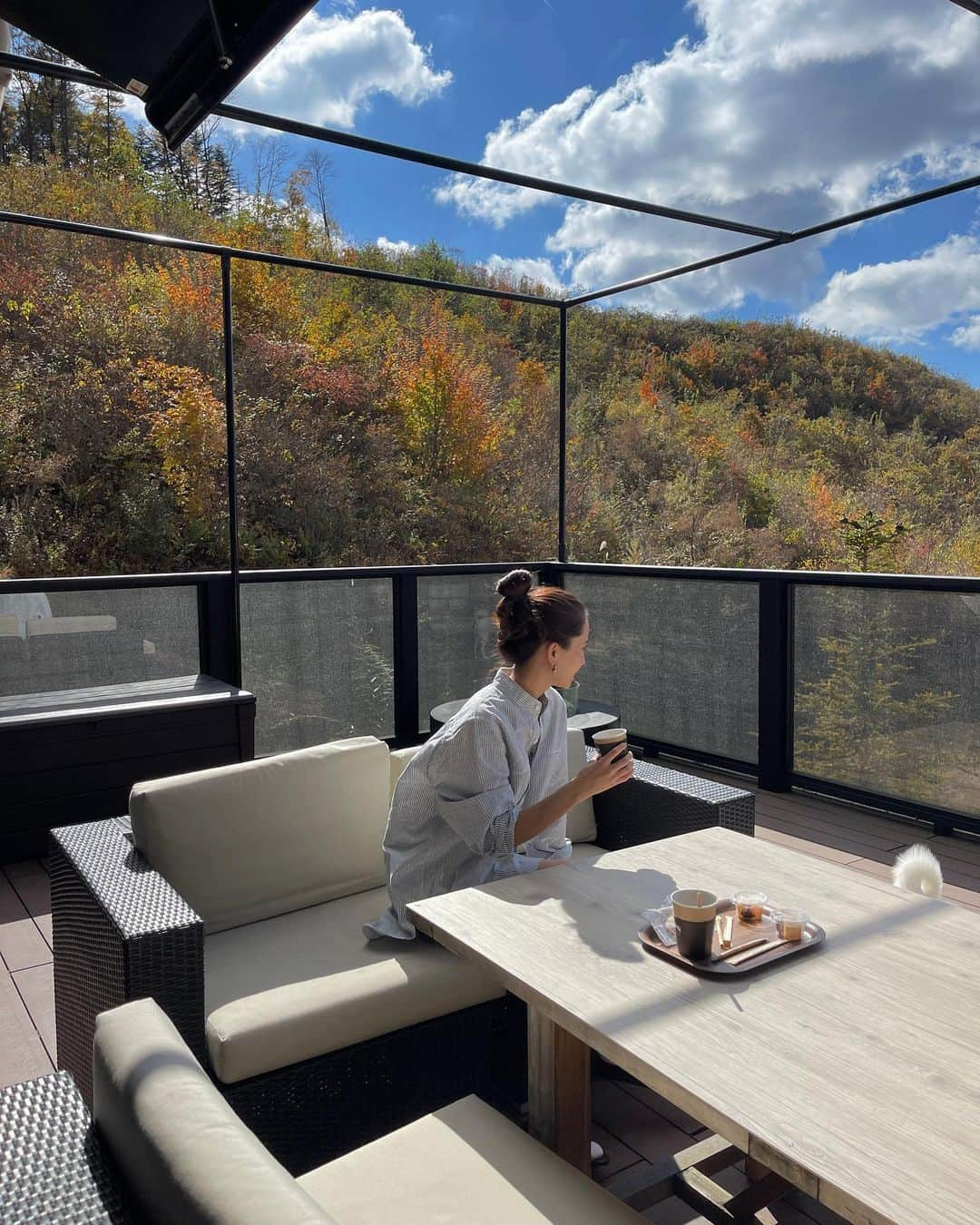 小嶋梨奈のインスタグラム：「開放感あるお部屋に外は満点のこの絶景。 朝はスカッと目覚めてスパのお風呂も堪能しました♨︎ @asamakuzanbo_official  楽しみにしていた食事は 食材ひとつひとつ拘られていて 夜も朝も驚くほど美味しかったなー！ 今度はみんなでまた来よう♡  #あさま空山望  #北軽井沢 #犬と旅行」