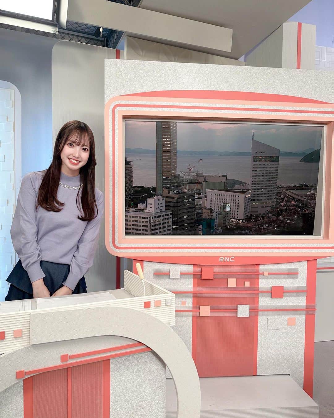 石井奏美のインスタグラム：「11月から担当コーナーが変わります📺   RNC news every.内 お天気コーナーから、 金曜日放送の「中四国旬コレ」へ✨ こちらは奥田アナと一緒に担当します💡  またevery.フライデーの 中継コーナーに登場する時も🧡 しっかり出る時は告知しますね！  岡山香川でロケする機会が増えますので 是非出会った時にはよろしくお願いします💐🧸  いつもご覧いただいている皆さん、 本当にありがとうございます！  これからも一生懸命頑張りますので、 どうぞよろしくお願い致します🙇‍♀️  #岡山#香川#アナウンサー #okayama#kagawa」
