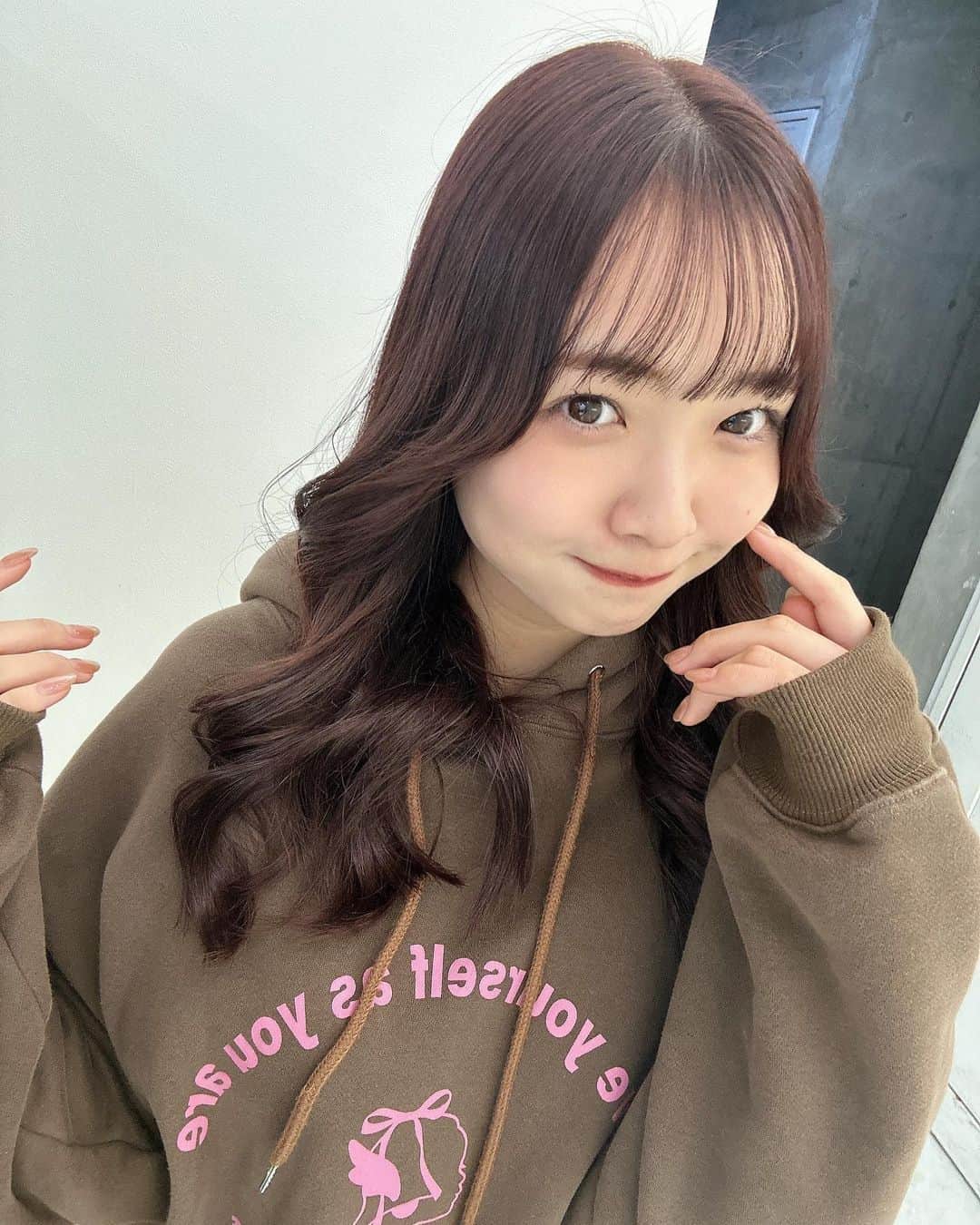 天野ききのインスタグラム：「⁣ よんこまーー♡⁣ 安定のはるなさんいつもありがとうです🎀⁣ 暖色目の茶色〜！！にあってるー？？⁣ @hrn_hair_59  ⁣ #SELFIE」