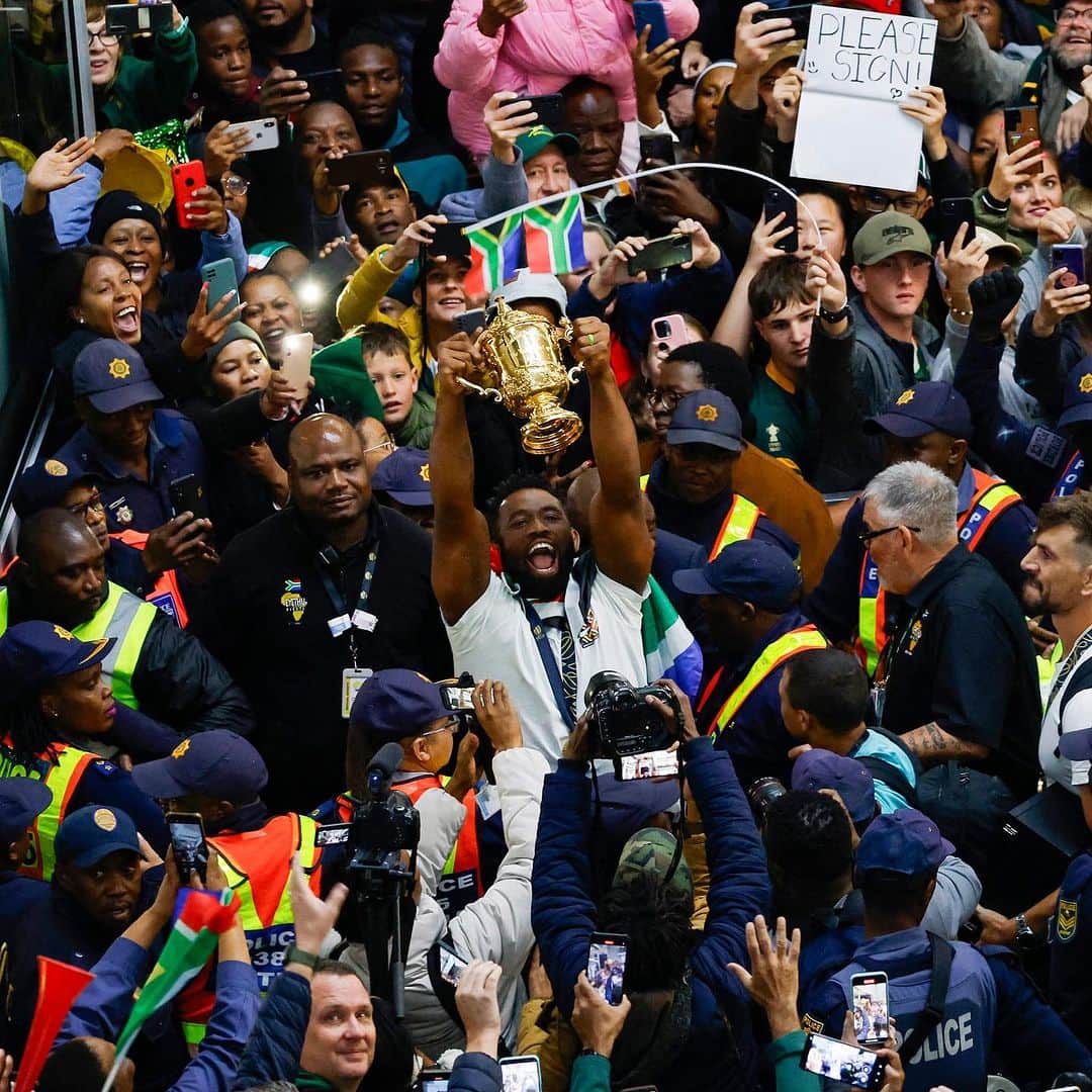 ラグビーワールドカップさんのインスタグラム写真 - (ラグビーワールドカップInstagram)「📸王者 #スプリングボクス の帰国を大勢の国民が祝福🥹  今回の優勝が国にとって、いかに重要な意味を持つかが写真からも伝わってきます❤️‍🔥  #ラグビーワールドカップ2023 #RWC2023」10月31日 20時32分 - rugbyworldcupjp