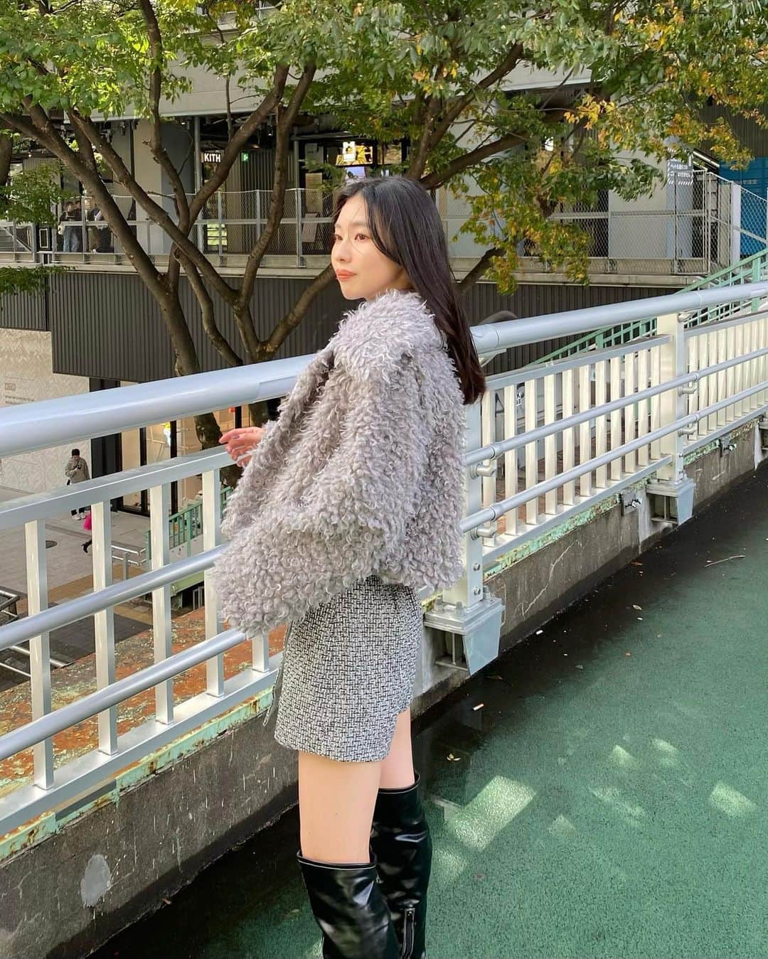 のインスタグラム：「𝟤𝟢𝟤𝟥 𝖶𝖨𝖭𝖳𝖤𝖱 𝖮𝖴𝖳𝖤𝖱 𝖢𝖮𝖫𝖫𝖤𝖢𝖳𝖨𝖮𝖭   ボアジャケット ¥13,200 off-white beige gray  ┈┈┈┈┈  gray着用 @_myeooooow_ / 163cm  #REDYAZEL #レディアゼル #outer #winterouter #冬アウター #ブルゾン #ジャケット #コート  #スタンドカラーコート #ケープコート  #ムートンジャケット #ファージャケット #ファーブルゾン」