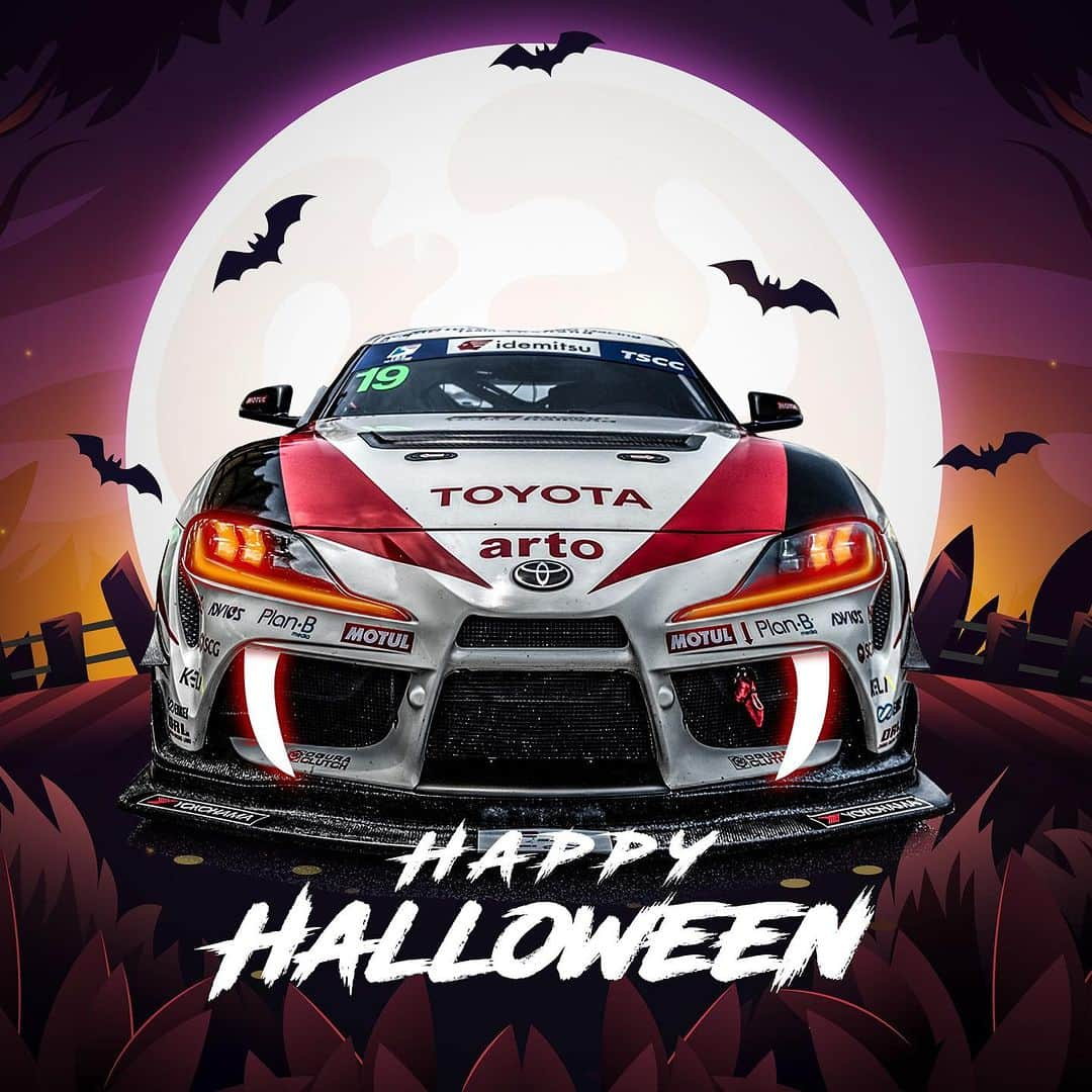 Toyota team thailandのインスタグラム：「👻วันนี้มาหลอก แฮร่! เจอกันจริงที่ TOYOTA Gazoo Racing Motorsport สนามที่ 4 จ.เชียงใหม่ ในรูปแบบ Night Festival วันที่ 18-19 พฤศจิกายน @สนามกีฬาสมโภชเชียงใหม่ 700 ปี ตั้งแต่ 12:00-21:00 น. 🌃ให้ชาวเชียงใหม่ได้สัมผัสประสบการณ์สุดมันส์แสงสีจัดเต็ม นักแข่งดาราเซเลปตบเท้าเข้าร่วมงานอย่างมากมาย พบ มิย่า ทองเจือ และปังปอนด์ อัครวุฒิพร้อมด้วย เซย่า ทองเจือ, วอร์ วนรัตน์, แจ็ค แฟนฉัน, คริส พีรวัส และ พลอยชมพู ‎‍👨‍👦⭐ 🚗 การันตีความมันส์กับรถแข่งกว่า 60 คัน กับทั้ง 4 รุ่นการแข่งขัน Yaris Ativ Lady One Make Race, Yaris One Make Race, Hilux Revo One Make Race, Corolla Altis GR Sport One Make Race พร้อมเชียร์นักแข่งคนดัง มะปราง อลิสา, กอล์ฟ สุรัมภา, โรเตอร์ ทองเจือ และอีกเพียบๆๆ  🚗โชว์เพียบ!!! ทั้ง Super Car จากทีมใหญ่แชมป์โลก TOYOTA Gazoo Racing team Thailand ทั้งรถ Driftมันส์ๆ จากนักดริฟต์มือโปร พร้อมเทคโนโลยีรถยนต์กับการพัฒนาบนเส้นทางของความเป็นกลางทางคาร์บอน  🚴 CNX Cycling Festival มหกรรมงานปั่นจักรยาน ส่งเสริมการท่องเที่ยว กับการแข่งขันในสนามแข่งรถรูปแบบ Critrium Experience  📺รับชมผ่าน Live Streaming Facebook / YouTube: Toyota Gazoo Racing Motorsport Thailand และติดตามช่องทางใหม่ TikTok: TGR.Thailand」