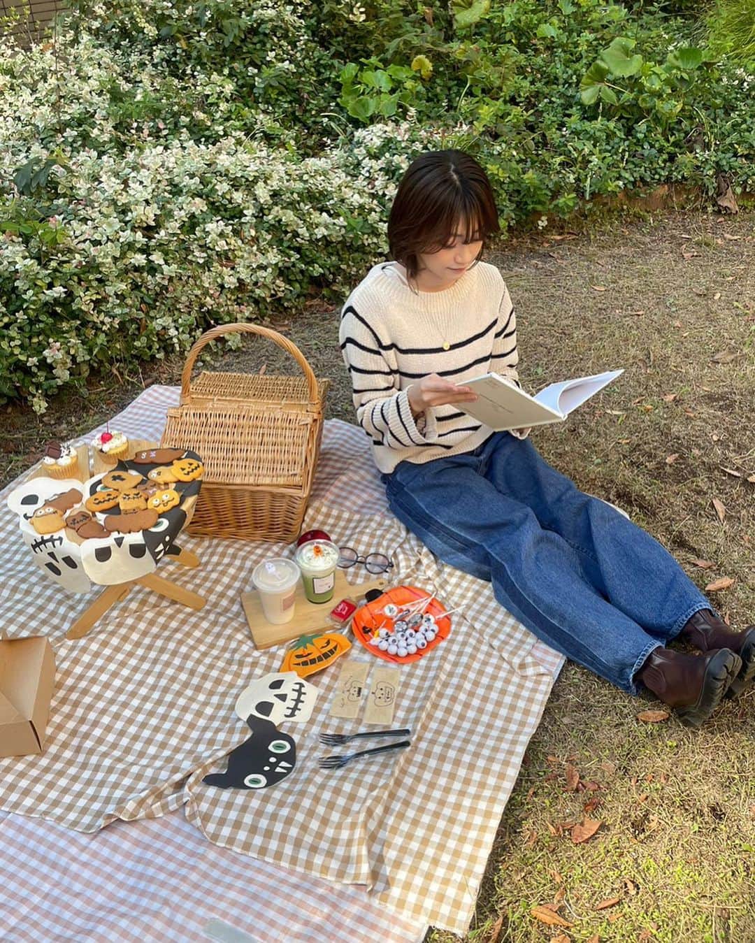 板倉可奈さんのインスタグラム写真 - (板倉可奈Instagram)「Halloween picnic 🎃🧺  今年は公園でハロピクしたよ~ 色々事件発生しまくりな1日でした笑 (それはまた後日お話しするね)  #ピクニック #ハロウィン #kanacolor」10月31日 20時34分 - kn.sii.i