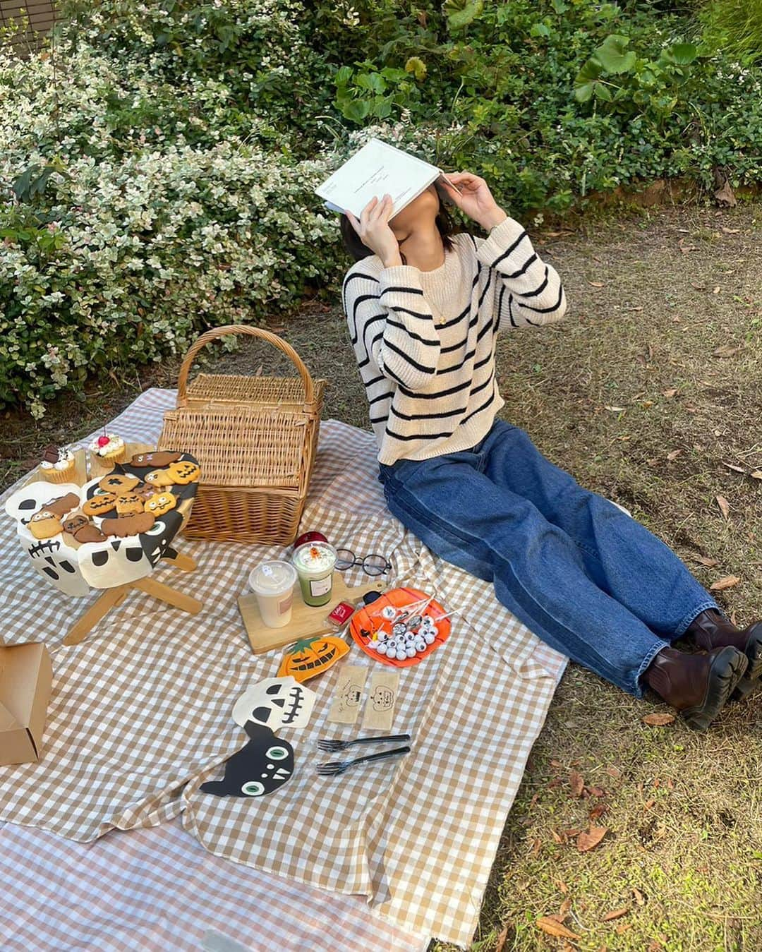 板倉可奈さんのインスタグラム写真 - (板倉可奈Instagram)「Halloween picnic 🎃🧺  今年は公園でハロピクしたよ~ 色々事件発生しまくりな1日でした笑 (それはまた後日お話しするね)  #ピクニック #ハロウィン #kanacolor」10月31日 20時34分 - kn.sii.i