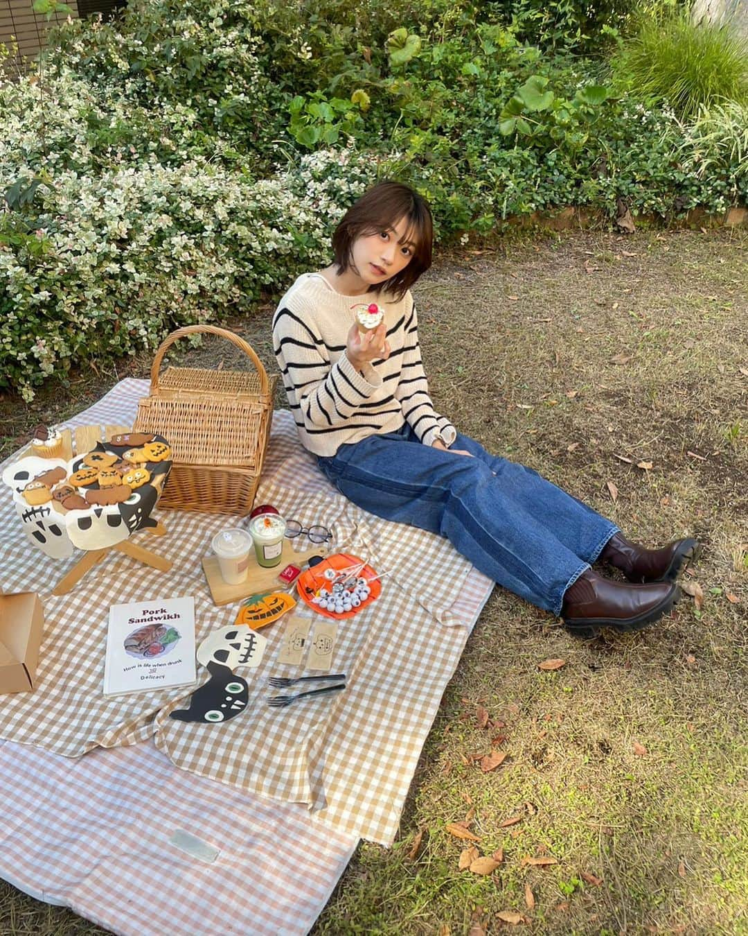 板倉可奈さんのインスタグラム写真 - (板倉可奈Instagram)「Halloween picnic 🎃🧺  今年は公園でハロピクしたよ~ 色々事件発生しまくりな1日でした笑 (それはまた後日お話しするね)  #ピクニック #ハロウィン #kanacolor」10月31日 20時34分 - kn.sii.i