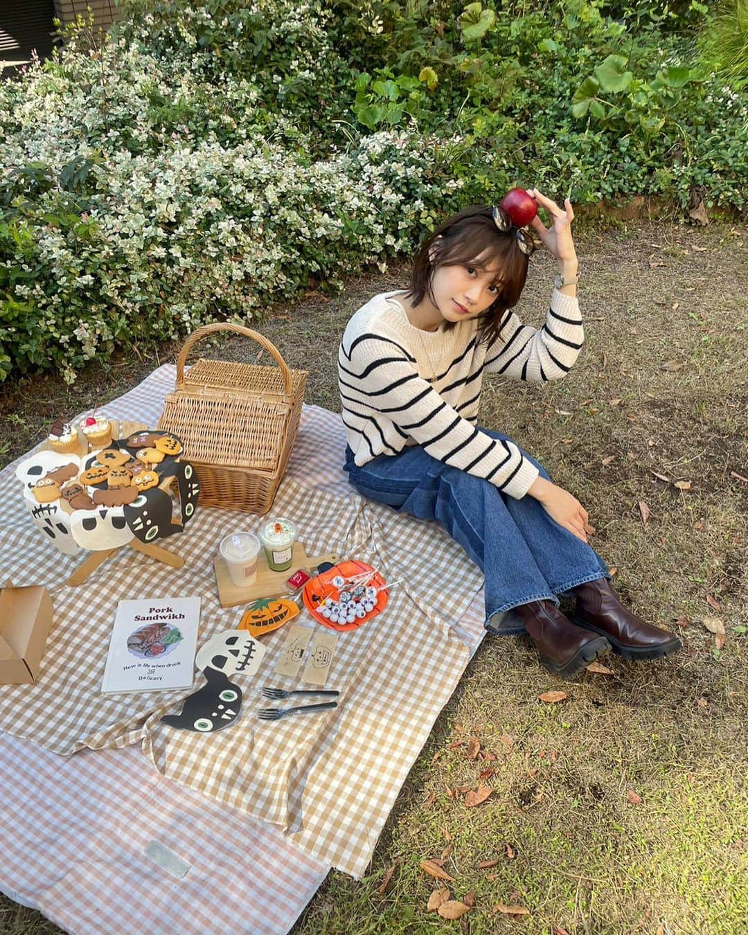 板倉可奈さんのインスタグラム写真 - (板倉可奈Instagram)「Halloween picnic 🎃🧺  今年は公園でハロピクしたよ~ 色々事件発生しまくりな1日でした笑 (それはまた後日お話しするね)  #ピクニック #ハロウィン #kanacolor」10月31日 20時34分 - kn.sii.i