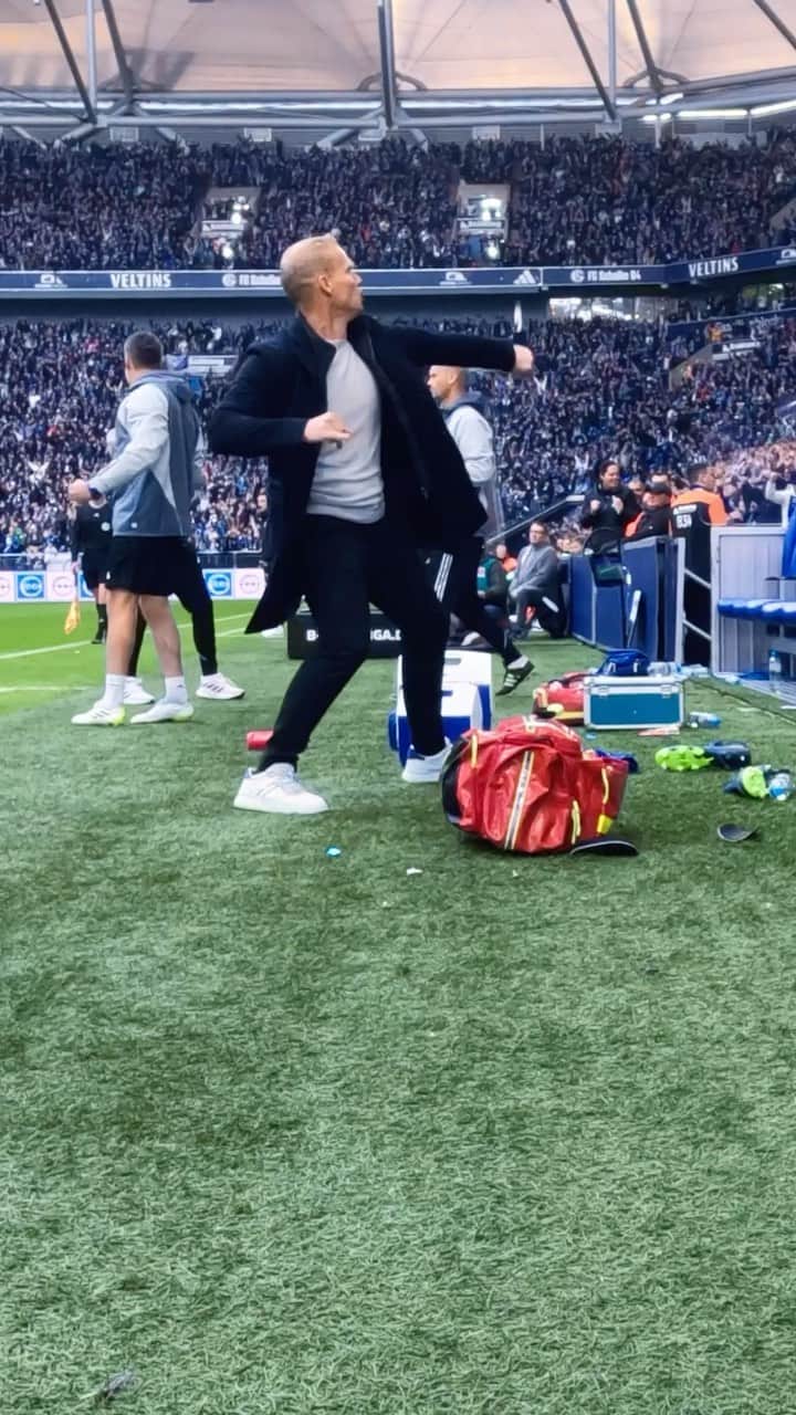 シャルケ04のインスタグラム：「Emotion pur 🔥 Darf unsere Bench Cam - präsentiert von @huelsta_official - gerne auch heute Abend aufnehmen 🎥 . . #Schalke #S04 #Football #Soccer #Fußball #Futbol #Knappen #EinLebenLang #🔵⚪️」