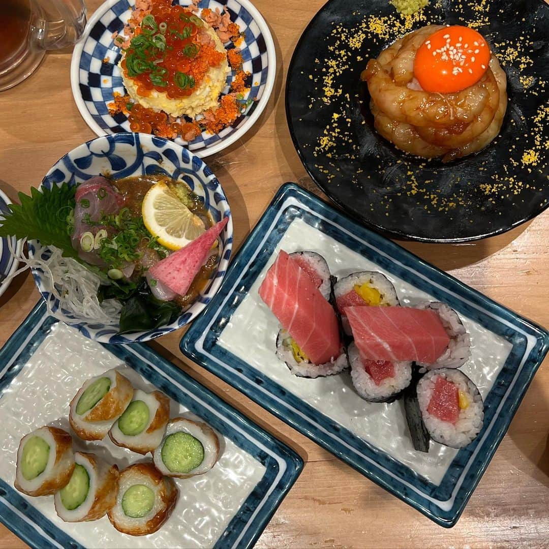 坪田めぐみさんのインスタグラム写真 - (坪田めぐみInstagram)「・ 画ヂカラハンパない🤤 久しぶりに食べ物だけの投稿です。  ずっと食べたかったエビ7！！ やっと食べれた〜！ これ、エビの下にまぁまぁの量のご飯が入ってて キラキラ輝く卵と絡めて頂いたら たまらん美味しさでした♡  撮れてないけど うにくから始まって 安定の美味しさのポテサラにチクキュウ、 ボリュームに負けない美味しさのトロたく、 季節のカンパチのゴマだれ どれも絶品でした！  📍すし酒場　さしす 今回は塚口店へ。 梅田の第2や第3ビルのは行ったことがあったけど 塚口でもやっぱり並びました。 並んでる間にお腹もより空いてきて 気をつけないと頼みすぎそうになります ・ ・ ・ ・ ・ ・ #さしす #エビ7 #ポテサラ #塚口グルメ #飯テロ #飯テログラム #飯テロ部 #寿司 #グルメ #グルメ女子」10月31日 20時45分 - meg1006t