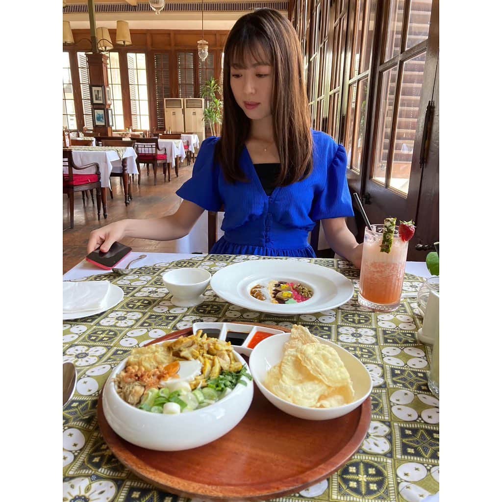坂本奈津美さんのインスタグラム写真 - (坂本奈津美Instagram)「貴重な夏休みに🇮🇩に遊びに来てくださった碧さんとの#ジャカルタ観光 の記録🥹💚  オーダーメイド天国とも言われるジャカルタで洋服作りをしました🧵🪡 南ジャカルタにある布市場 @pasar_mayestikでは、無数にある生地の中から好きな色柄を選んで、テーラーさんに採寸してもらい、理想のデザインで洋服を作ってもらうことができます✨  私も好きなデザインの色違いワンピースを何着か作って、制服のように日替わりで着ています💃 手描きの繊細な柄のバティックももちろん素敵だけど、普段着用にはバリバティックがお気に入り。 パキッと色鮮やかで、ヤシ🌴や魚🐠パイナップル🍍など夏らしい模様もあって、着ると心が弾む😆🎶  縫製をお願いしたのは、着やすくて綺麗なラインの服を仕立ててくれる @ziefara_boutique のIbu Dessy💕 私の細か過ぎるリクエストにもこころよく応えてくださる信頼感抜群のIbu🥹 Terima kasih banyak.  碧さんが選んだ色、とてもお似合いでした😍  平日午前のファタヒラ広場は空いていて、のんびりした雰囲気。 遠足で来ていた学生さんが写真撮りましょうと言ってくれて、良い記念になりました📸✨  #オーダーメイド #オーダーメイドワンピース #パサールマエスティック #バリバティック #cafebatavia #fatahillah #jakarta #jakartacafe #kafe #balibatik #indonesia #wisatajakarta #wisatajakarta #pasarmayestik #baju #ジャカルタ #インドネシア」10月31日 20時38分 - sakamoto_natsumi