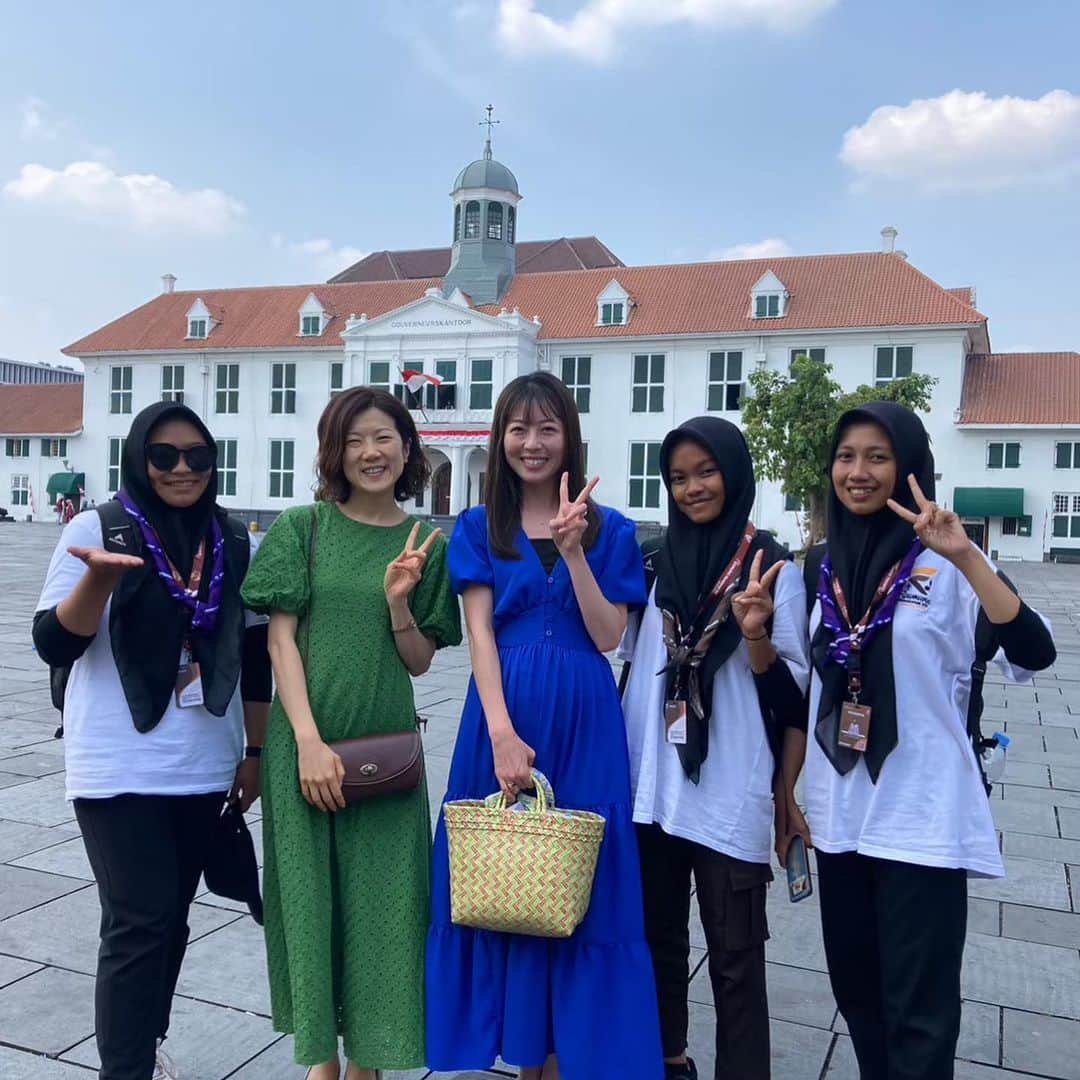 坂本奈津美さんのインスタグラム写真 - (坂本奈津美Instagram)「貴重な夏休みに🇮🇩に遊びに来てくださった碧さんとの#ジャカルタ観光 の記録🥹💚  オーダーメイド天国とも言われるジャカルタで洋服作りをしました🧵🪡 南ジャカルタにある布市場 @pasar_mayestikでは、無数にある生地の中から好きな色柄を選んで、テーラーさんに採寸してもらい、理想のデザインで洋服を作ってもらうことができます✨  私も好きなデザインの色違いワンピースを何着か作って、制服のように日替わりで着ています💃 手描きの繊細な柄のバティックももちろん素敵だけど、普段着用にはバリバティックがお気に入り。 パキッと色鮮やかで、ヤシ🌴や魚🐠パイナップル🍍など夏らしい模様もあって、着ると心が弾む😆🎶  縫製をお願いしたのは、着やすくて綺麗なラインの服を仕立ててくれる @ziefara_boutique のIbu Dessy💕 私の細か過ぎるリクエストにもこころよく応えてくださる信頼感抜群のIbu🥹 Terima kasih banyak.  碧さんが選んだ色、とてもお似合いでした😍  平日午前のファタヒラ広場は空いていて、のんびりした雰囲気。 遠足で来ていた学生さんが写真撮りましょうと言ってくれて、良い記念になりました📸✨  #オーダーメイド #オーダーメイドワンピース #パサールマエスティック #バリバティック #cafebatavia #fatahillah #jakarta #jakartacafe #kafe #balibatik #indonesia #wisatajakarta #wisatajakarta #pasarmayestik #baju #ジャカルタ #インドネシア」10月31日 20時38分 - sakamoto_natsumi