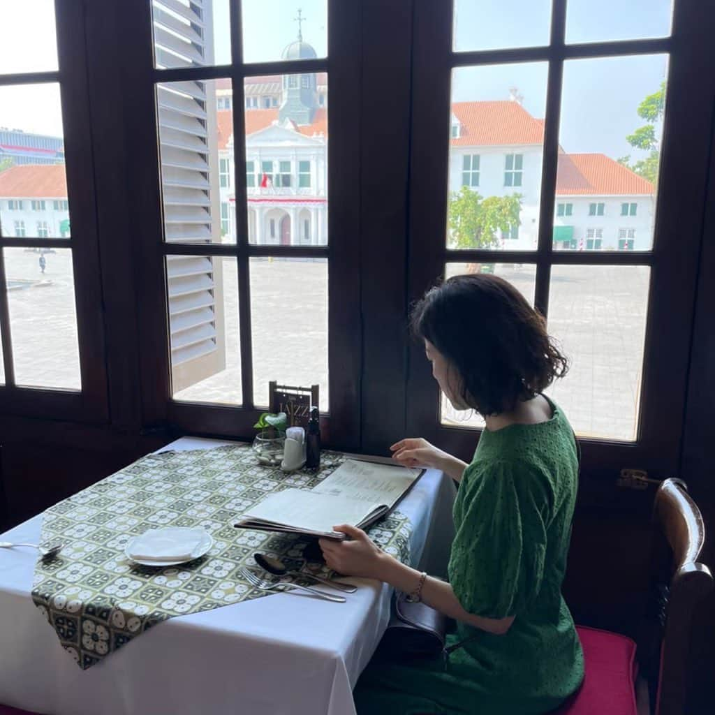 坂本奈津美さんのインスタグラム写真 - (坂本奈津美Instagram)「貴重な夏休みに🇮🇩に遊びに来てくださった碧さんとの#ジャカルタ観光 の記録🥹💚  オーダーメイド天国とも言われるジャカルタで洋服作りをしました🧵🪡 南ジャカルタにある布市場 @pasar_mayestikでは、無数にある生地の中から好きな色柄を選んで、テーラーさんに採寸してもらい、理想のデザインで洋服を作ってもらうことができます✨  私も好きなデザインの色違いワンピースを何着か作って、制服のように日替わりで着ています💃 手描きの繊細な柄のバティックももちろん素敵だけど、普段着用にはバリバティックがお気に入り。 パキッと色鮮やかで、ヤシ🌴や魚🐠パイナップル🍍など夏らしい模様もあって、着ると心が弾む😆🎶  縫製をお願いしたのは、着やすくて綺麗なラインの服を仕立ててくれる @ziefara_boutique のIbu Dessy💕 私の細か過ぎるリクエストにもこころよく応えてくださる信頼感抜群のIbu🥹 Terima kasih banyak.  碧さんが選んだ色、とてもお似合いでした😍  平日午前のファタヒラ広場は空いていて、のんびりした雰囲気。 遠足で来ていた学生さんが写真撮りましょうと言ってくれて、良い記念になりました📸✨  #オーダーメイド #オーダーメイドワンピース #パサールマエスティック #バリバティック #cafebatavia #fatahillah #jakarta #jakartacafe #kafe #balibatik #indonesia #wisatajakarta #wisatajakarta #pasarmayestik #baju #ジャカルタ #インドネシア」10月31日 20時38分 - sakamoto_natsumi