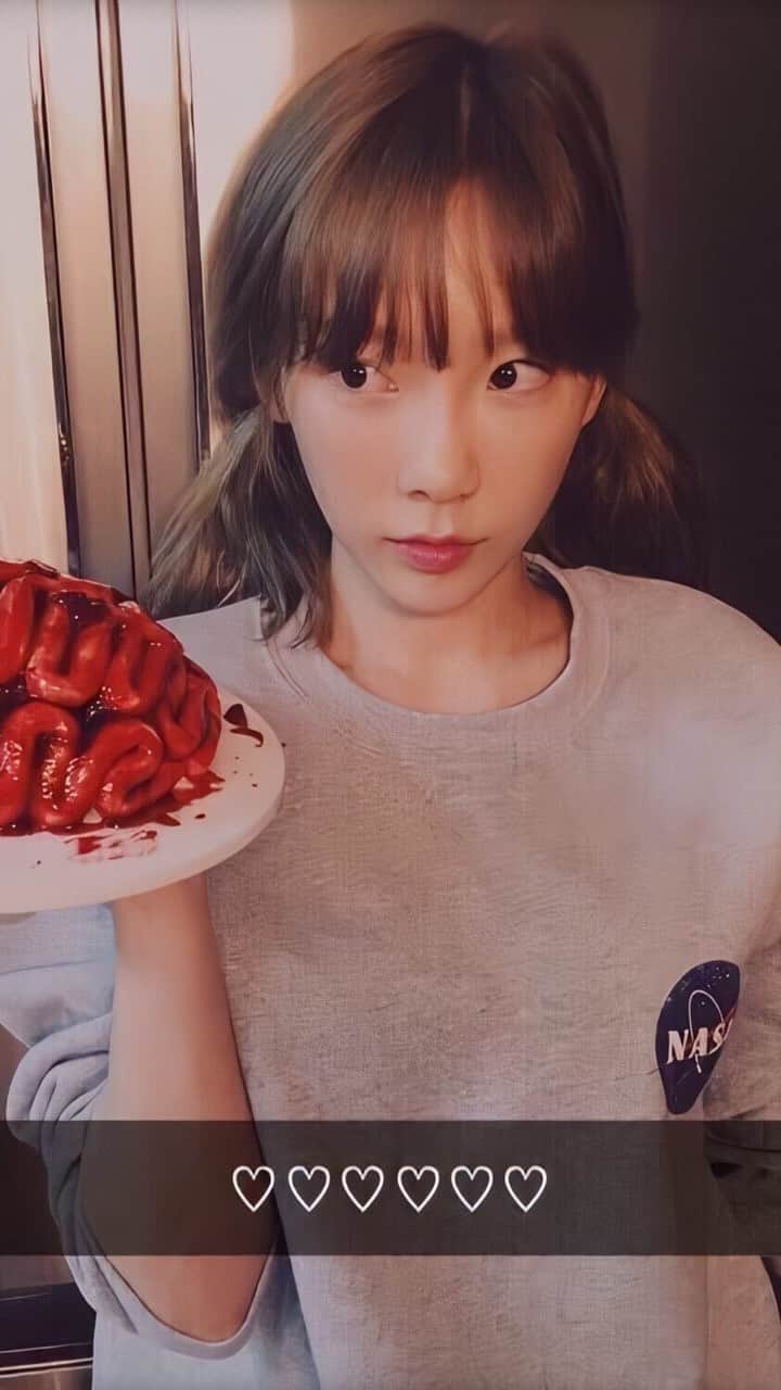 TAEYEONのインスタグラム：「spooky cakes 🎃🧠  :creds me if repost ty!  @taeyeon_ss  #태연 #TAEYEON」