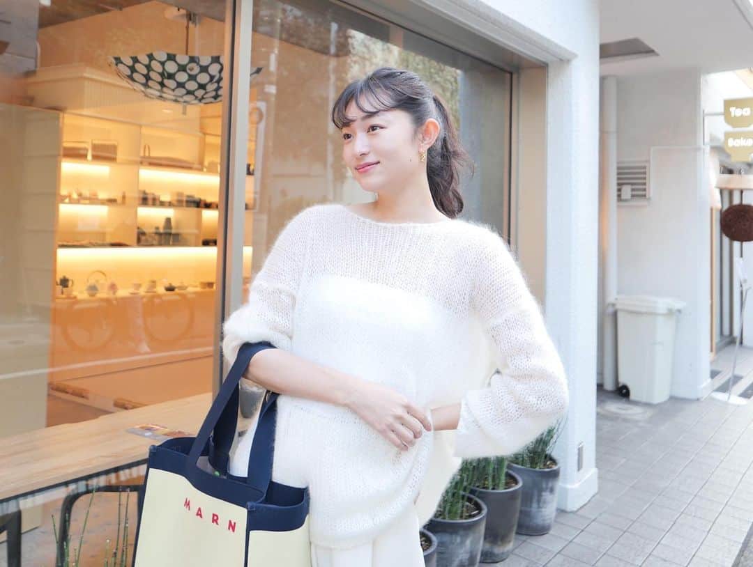 阿部朱梨のインスタグラム：「秋が終わる前に シアー感のあるモヘアニットヘビロテ中🤍」