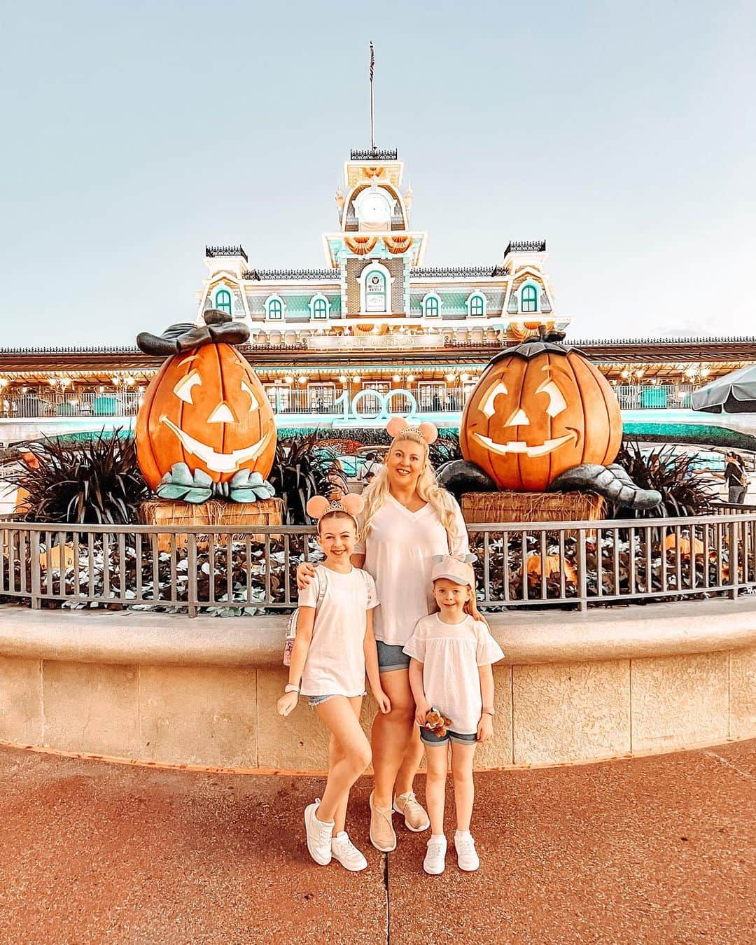 ルイーズ・ペントランドさんのインスタグラム写真 - (ルイーズ・ペントランドInstagram)「🎃Happy Halloween from my ghoul gang to yours! 🎃 Do you celebrate? What do you do?? 👻💫」10月31日 20時39分 - louisepentland