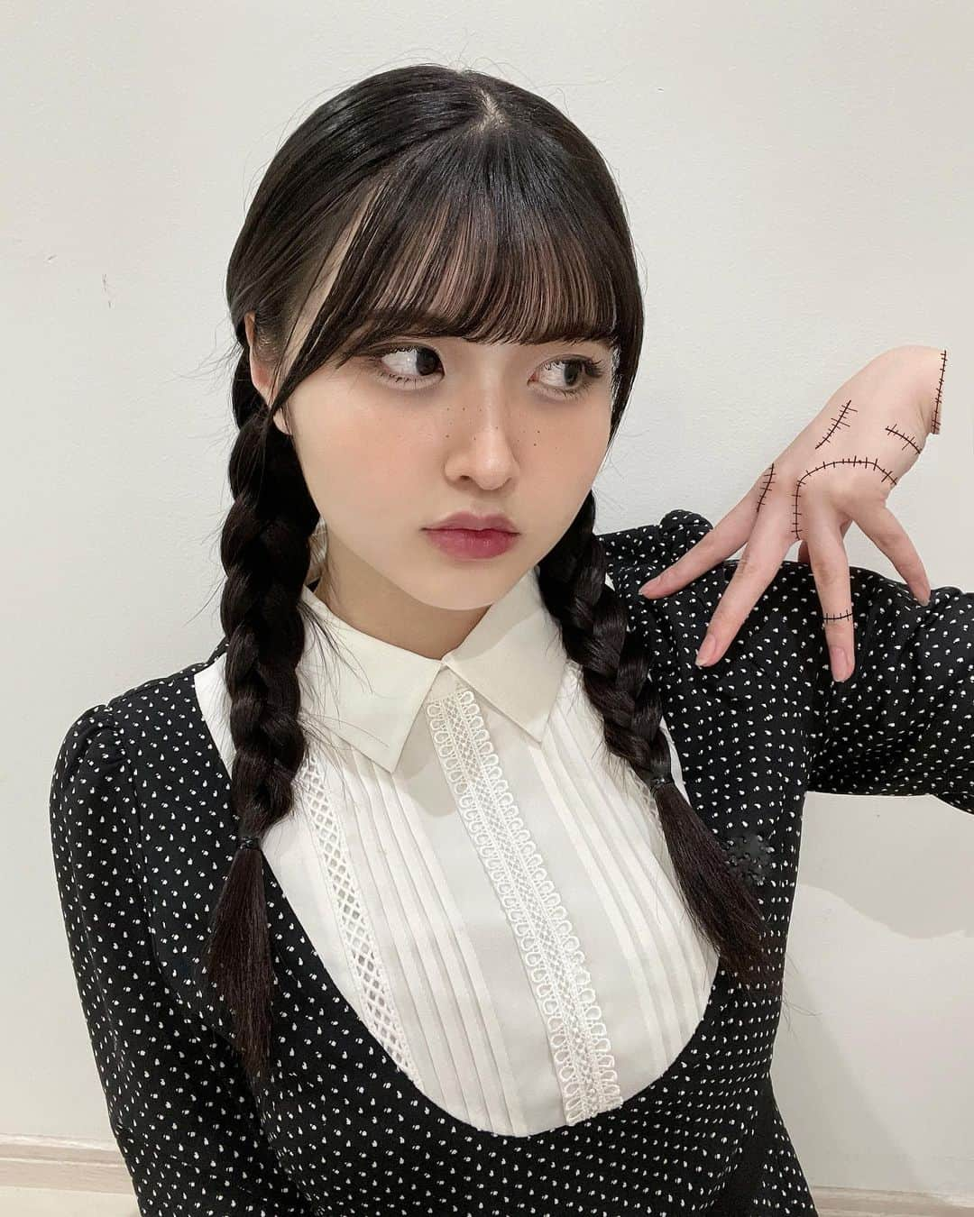 岡村美波のインスタグラム：「♡  Wednesday Addams🖤  #とりっくおあとりーと 🎃👻🍭  #今年は間に合った #ハロウィン #どうかなぁ  #wednesdayaddams #addamsfamily #halloween  #beyooooonds #雨ノ森川海  #岡村美波 #みいみ」