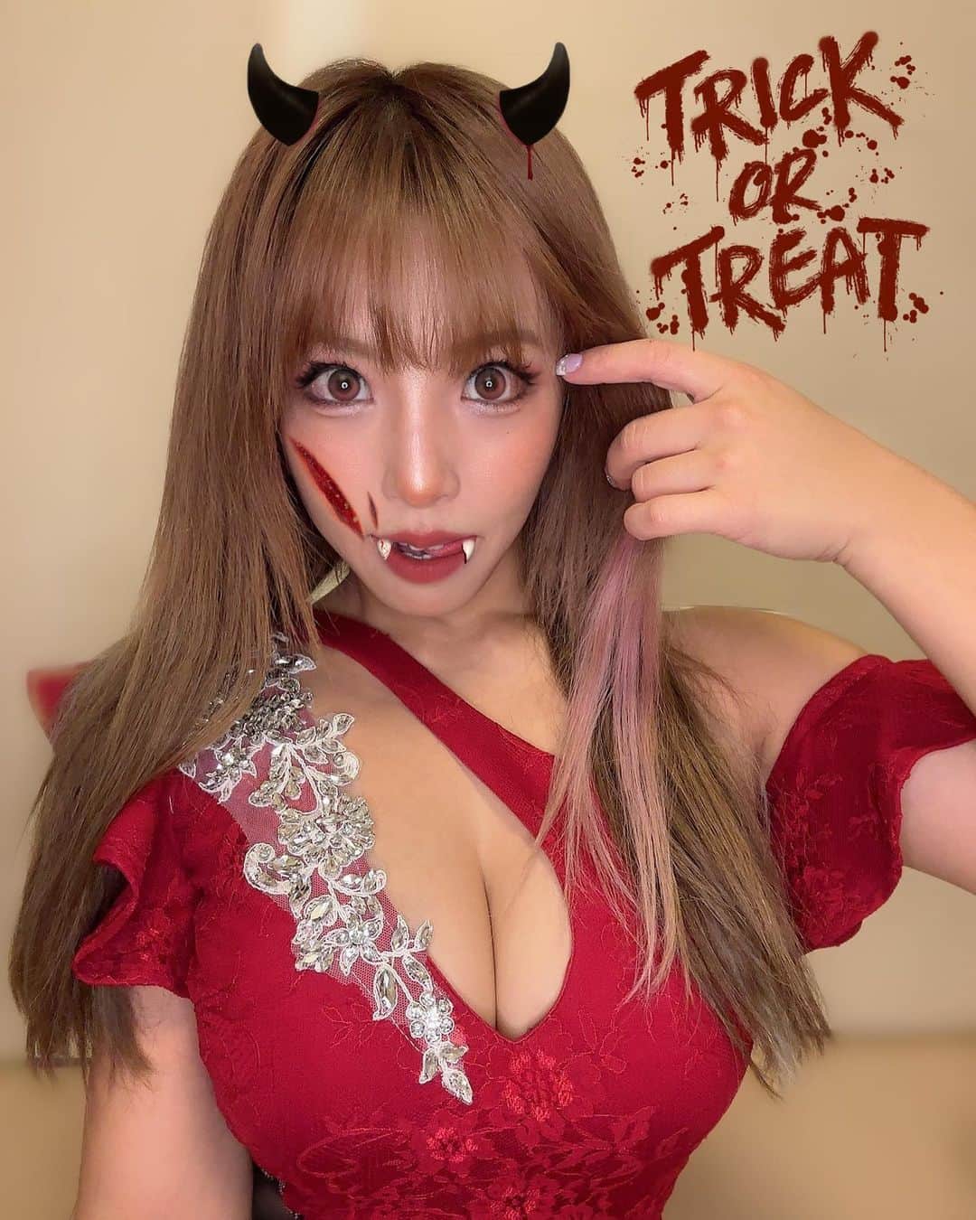 白川未奈のインスタグラム：「Let’s eat, drink, and be scary 🎃❤️‍🩹  #halloween #happyhalloween  #MinaShirakawa #STARMOM #prowrestling #prowrestler」