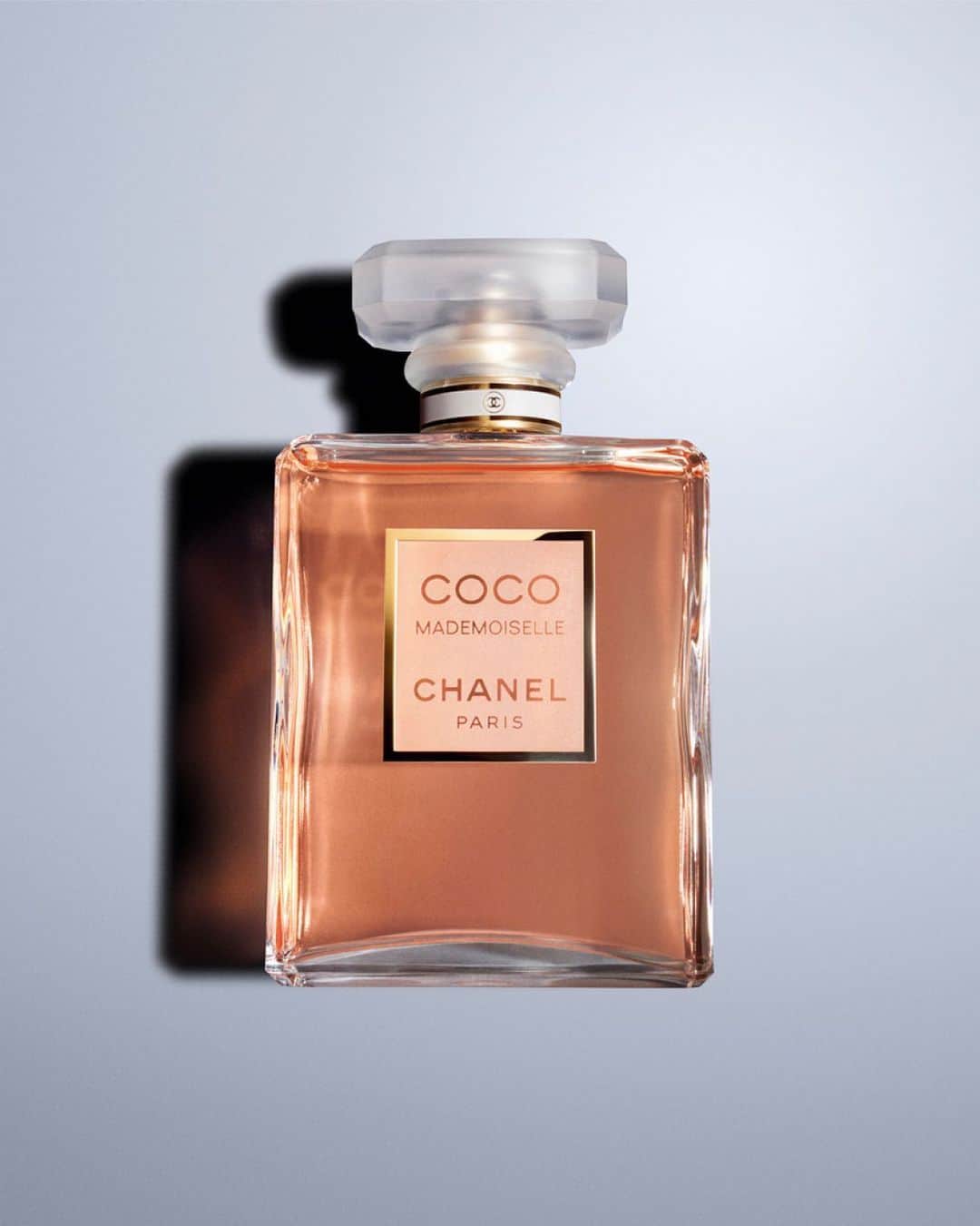 シャネルのインスタグラム：「COCO MADEMOISELLE.  The essence of a free and independent woman.  A surprisingly fresh, feminine ambery fragrance with distinct character.   #CocoMademoiselle #CHANELFragrance」