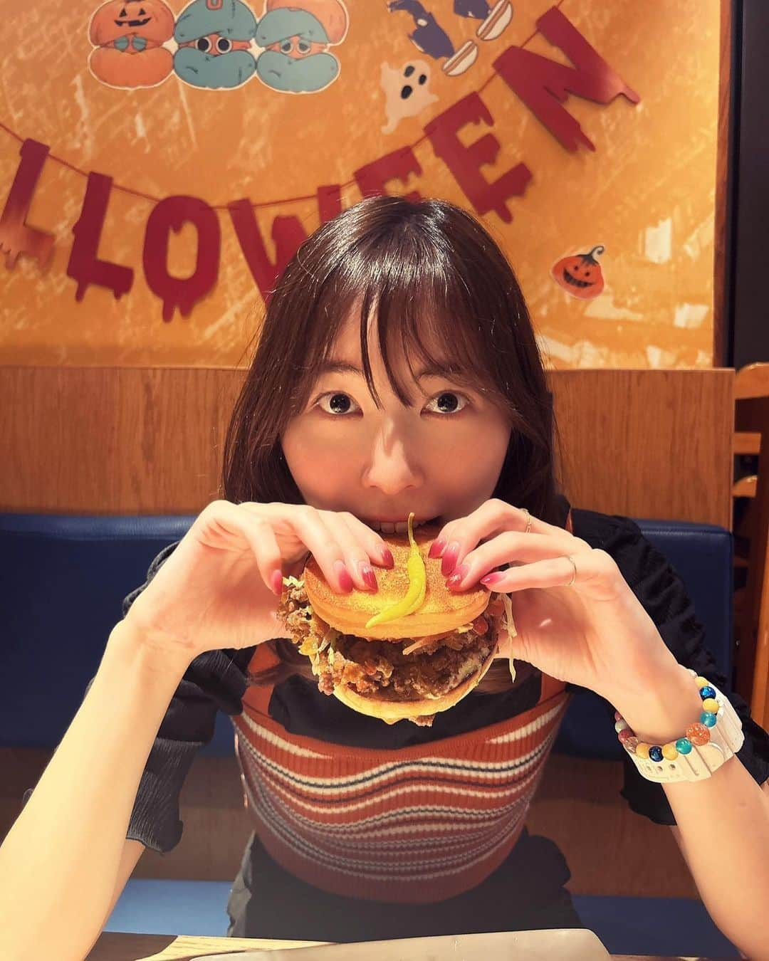 松井珠理奈のインスタグラム：「#happyhalloween 🎃👻 #trickortreat 🍔❤️   美味しいバーガーくれないとイタズラしちゃうぞ😈❤️  @umamiburgerjpn 大好きすぎてロスでも食べました😏❤️  #hamburger  #ハンバーガー  #チョップドチーズ #コブサラダ  #ローズヒップティー  #トリュフバーガー  #umamiburgerjpn  #umamiburger  @umamiburgerjpn  @umamiburger」