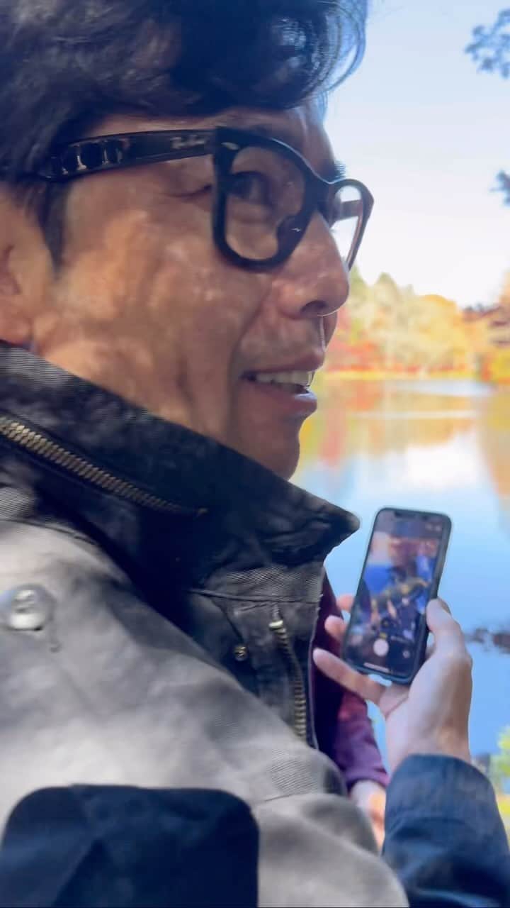 山中崇史のインスタグラム：「妻が企画してくれた  #軽井沢 への #紅葉狩り  母と妻と愛犬とで #雲場池 で照れる母を撮る」