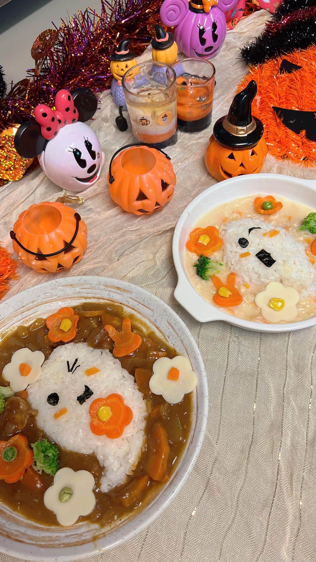 かーなーのインスタグラム：「． ． 我が家のハッピーハロウィン🎃🧡 実家でみんなでクッキング👶🏻✨  普段なかなか食べてくれないお野菜も 型抜きで一緒に楽しみながら作ったことで完食！ ママびっくり😳😳  グリンピースもはじめて食べれるようになって ひとつ成長した2歳のハロウィンでした🎃🤍  #ハロウィン#ハロウィンごはん」