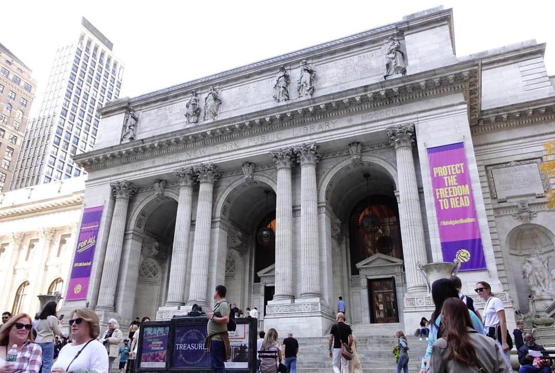 荒木優里さんのインスタグラム写真 - (荒木優里Instagram)「📚 お天気が良かったので街中散策🎀  お気に入りの場所の一つである New York Public Libraryの本館☺️✨  NYを舞台にした数々の映画にも登場し、 誰でも無料で入れることから 人気の観光スポットでもあるんですよ💕  ブライアントパークのお隣なので立地もよく、 何回も立ち寄りたくなっちゃう素敵な場所です😍💓  #newyorkpubliclibrary #library  #アメリカ生活 #アメリカ暮らし #ニューヨーク #ニューヨーク生活  #ニューヨーク暮らし #ニューヨーク在住 #Newyork #NYC #NY #アメリカ在住日本人 #帯同妻 #渡米記録 #海外生活 #travel #trip #旅行好き #アナウンサー #フリーアナウンサー #荒木優里 #荒木優里のゆるりアメリカ生活」10月31日 11時51分 - yuriaraki0726