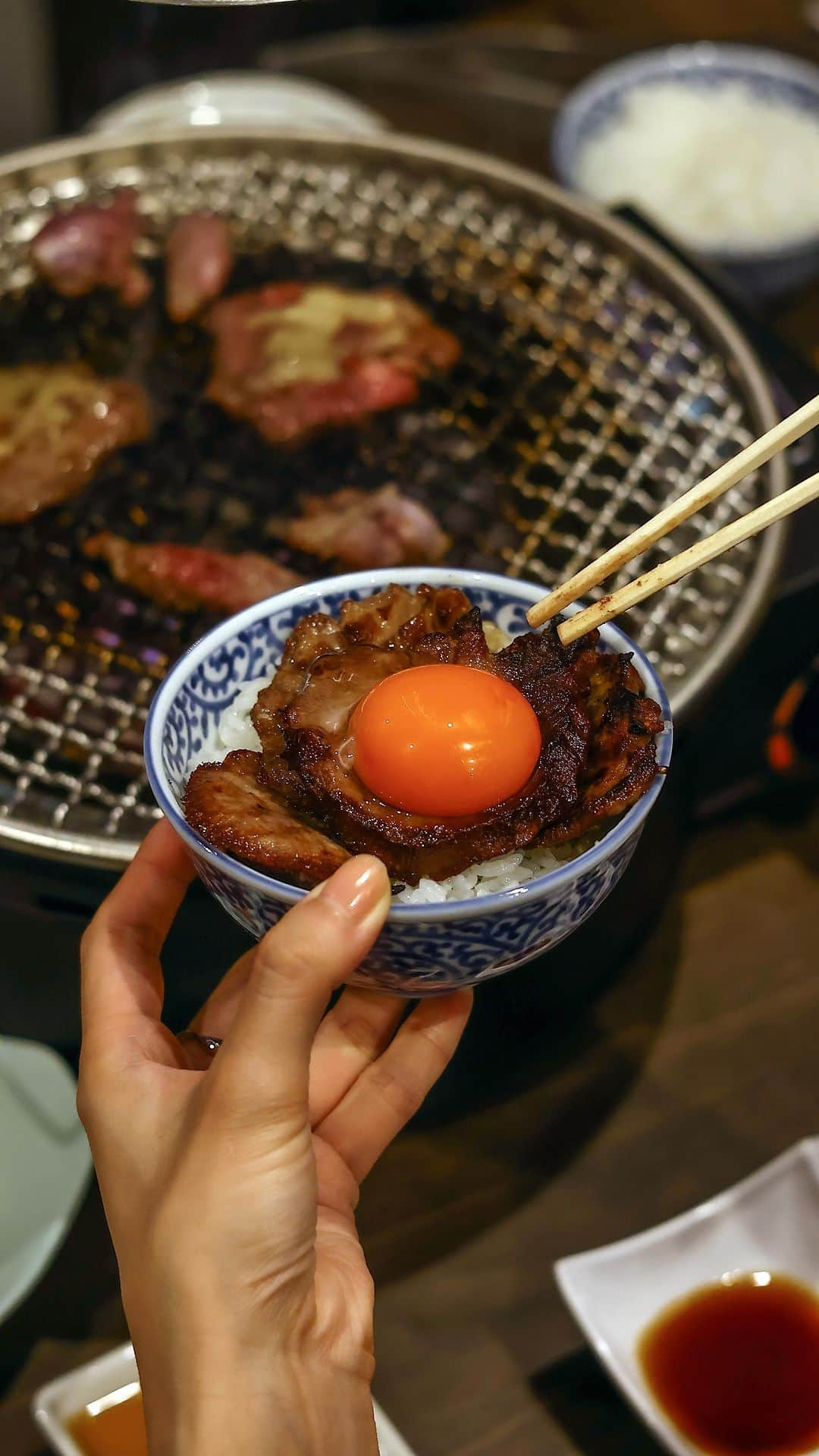 きょん。のインスタグラム：「東海地方を中心に大バズり中の焼肉店「肉のよいち」が 京都・伏見に11月1日(水)グランドオープン📝  牛タンや中落ちタンが 贅沢にも食べ比べできちゃう 「大将牛タン食べ比べ」や 老舗米屋監修の釜炊きご飯を筆頭に、 刺し盛り5種、カーテンロースなどなど 「肉のよいち」を代表する名物グルメをこちらでも◎  私きょん。が推したい食べ方は、 釜炊きご飯に牛タンと卵黄を絡めて 豪快にがっつくこと...🤤  で、〆に「よいちカレー」を頼んで 余すことなく味わい尽くしたら、 その先には天国が待ってます👼  店名:肉のよいち 伏見桃山店 住所:京都府京都市伏見区東大手町749  #PR #肉のよいち #kyotofood #kyototrip #焼肉 #japanesegourmet #japanesefood #yakiniku #京都 #京都焼肉 #reelsjapan #reelsfood  #京都グルメ」