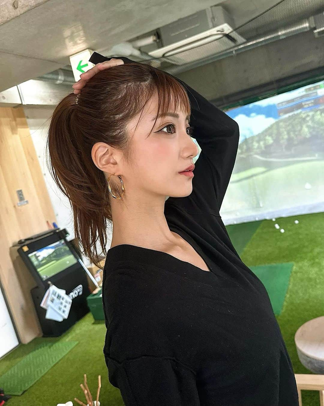 泉千尋さんのインスタグラム写真 - (泉千尋Instagram)「・  ゴルフ中でもおしゃれしたい！🏌️‍♀️✨  着用しているNEWピアス  @thelimely 🌕  こちらは11月4日発売だよっ🩵🩵🩵  肌に優しい♡ 金属アレルギー対応♡  汗、水にも🙆‍♀️ なのでゴルフや運動時にはだいたい @thelimely のアクセサリーつけてる🫶  24時間つけてられる 付け心地よすぎる🐻💓  ・ ・ ・  #limely#pr#ピアス#アクセサリー#ピアス女子 #金属アレルギー対応 #金属アレルギー対応ピアス #ポニーテール#おしゃれ#かわいい#ヘビロテ#アラサーコーデ #アラサーファッション#ノーマルカメラ#きれいめファッション #大人かわいい#myfavorite #accessories #pierce」10月31日 11時44分 - izumi.chihiro76