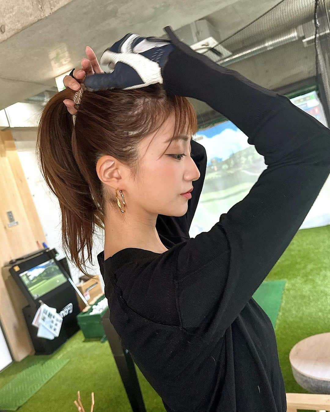 泉千尋さんのインスタグラム写真 - (泉千尋Instagram)「・  ゴルフ中でもおしゃれしたい！🏌️‍♀️✨  着用しているNEWピアス  @thelimely 🌕  こちらは11月4日発売だよっ🩵🩵🩵  肌に優しい♡ 金属アレルギー対応♡  汗、水にも🙆‍♀️ なのでゴルフや運動時にはだいたい @thelimely のアクセサリーつけてる🫶  24時間つけてられる 付け心地よすぎる🐻💓  ・ ・ ・  #limely#pr#ピアス#アクセサリー#ピアス女子 #金属アレルギー対応 #金属アレルギー対応ピアス #ポニーテール#おしゃれ#かわいい#ヘビロテ#アラサーコーデ #アラサーファッション#ノーマルカメラ#きれいめファッション #大人かわいい#myfavorite #accessories #pierce」10月31日 11時44分 - izumi.chihiro76