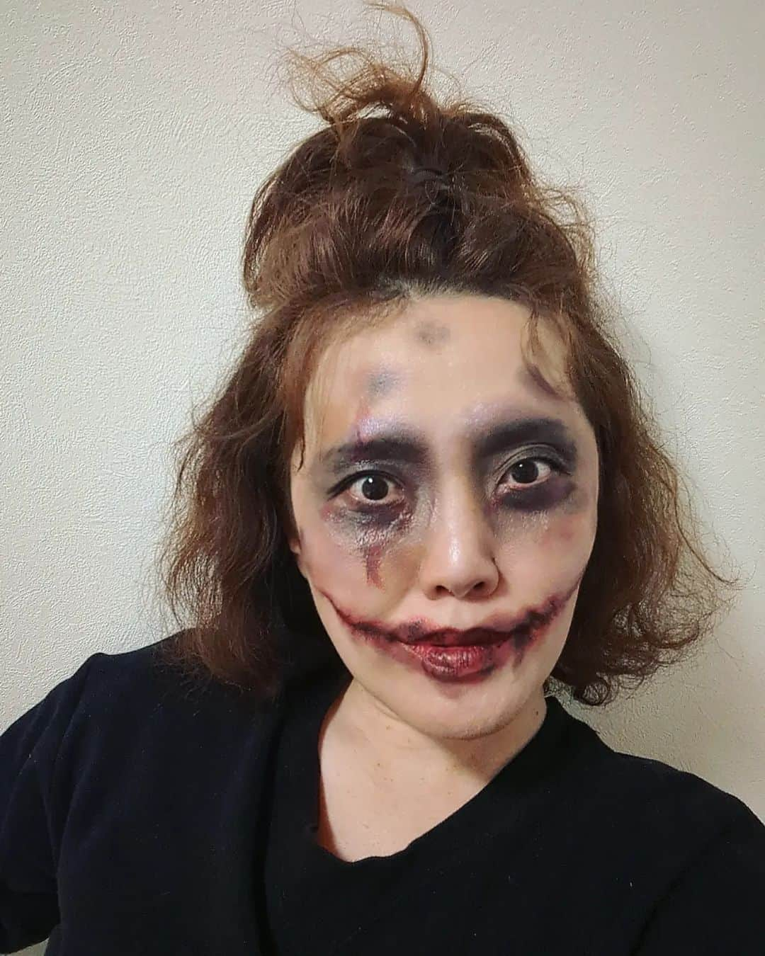 隅田美保のインスタグラム：「///  ハロウィンでやんす  #隅田美保 #ハロウィン #ハロウィンメイク #ゾンビ#ゾンビメイク #お風呂入る前に口裂けゾンビ #自前のメイク道具だけでやったよ #なかなかリアルにできた #どない？ #ゾンビ役待ってます」