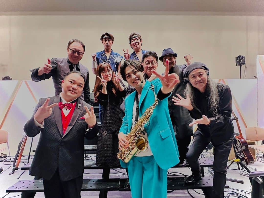 辰巳ゆうとのインスタグラム：「2023.10.30. 辰巳ゆうとスペシャルコンサート2023 ~ときめきをあなたに・幸せを信じて~ in浅草公会堂  この日のためにずっとずっと前からスタッフの皆様、バンドの皆様と打ち合わせをして色んな意見を出し合いながらより良いコンサートを目指して1から作り上げてきました。  この日に至るまでに なかなか自分の力不足で思うように覚えることができなかったり上手くいかないこともあり追い込まれた時間もありましたが応援してくださる皆様、司会の西寄ひがし先輩、バンドの皆様、スタッフの皆様の支えがあり挫けず、ただただ前を向いて進み続けることができました。  そして、幕が開くとたくさんのペンライト、皆様の熱いご声援、拍手が今までの時間は無駄じゃなかったんだと思わせてくれました。  本当に本当に本当に嬉しくて、幸せな時間でした！ 皆様ありがとうございました！  会場にお越しになれなかった皆様のあたたかいコメントやパワーもたくさん力になりました！  こうして皆様と浅草公会堂で過ごした時間は永遠の宝物です。 これから辛いことがあっても、僕には最強のファンの皆様、スタッフの皆様がそばにいてくれている。 自信を持ってこれからも更に皆様に楽しんでいただけること、喜んでくださること、何よりも幸せにできることを考えながら音楽に真っ直ぐに向き合っていきたいと思います。  ここからがまた新たなスタート。  絶対にどんな壁にも負けません！ 必ず超えてやる！！！  そんな気持ちでまた限界のない音楽の魅力を追求していきます！  やっぱり音楽大好きです💫  みんなでまだまだ大きな夢を掴んでいきましょう！  本当に本当にありがとうございました！  　　　　　　　　　　　　　　　　　　　　　　辰巳ゆうと」