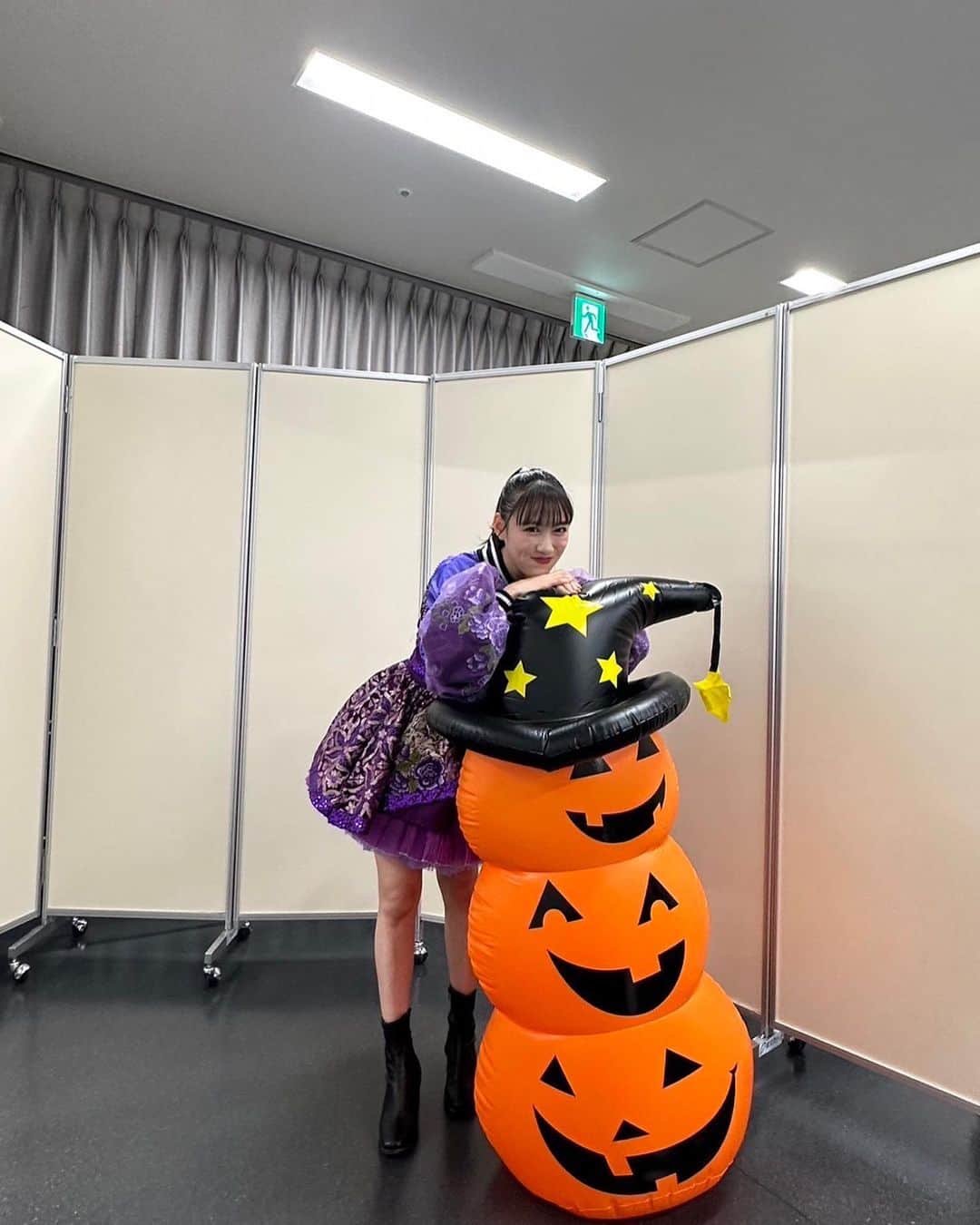 のインスタグラム：「Happy Halloween👻🎃💜  お菓子くれないとイタズラしちゃうよ😋🍪🍭  Photo by @lunaoon67   #happyhalloween  #🎃  #👻」
