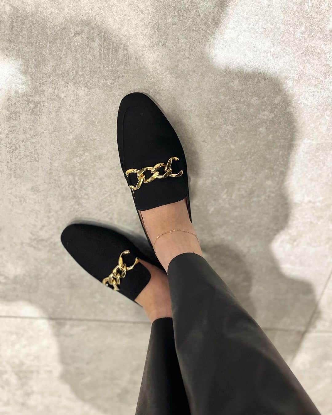 GATHER yamatoのインスタグラム：「ヨーロッパの足元。 #fabiorusconi  大振りチェーンがついた スェードのローファー。 黒っぷりが素敵です。  ポイントにもなるし 軽快に履けるし！ 足に合うなら即買いです！  shoes #fabiorusconi  36300円 @glamour_by_gather   #大人がかっこよく映える服  #アラフィーコーデ #アラフォーコーデ #gather #佐賀」