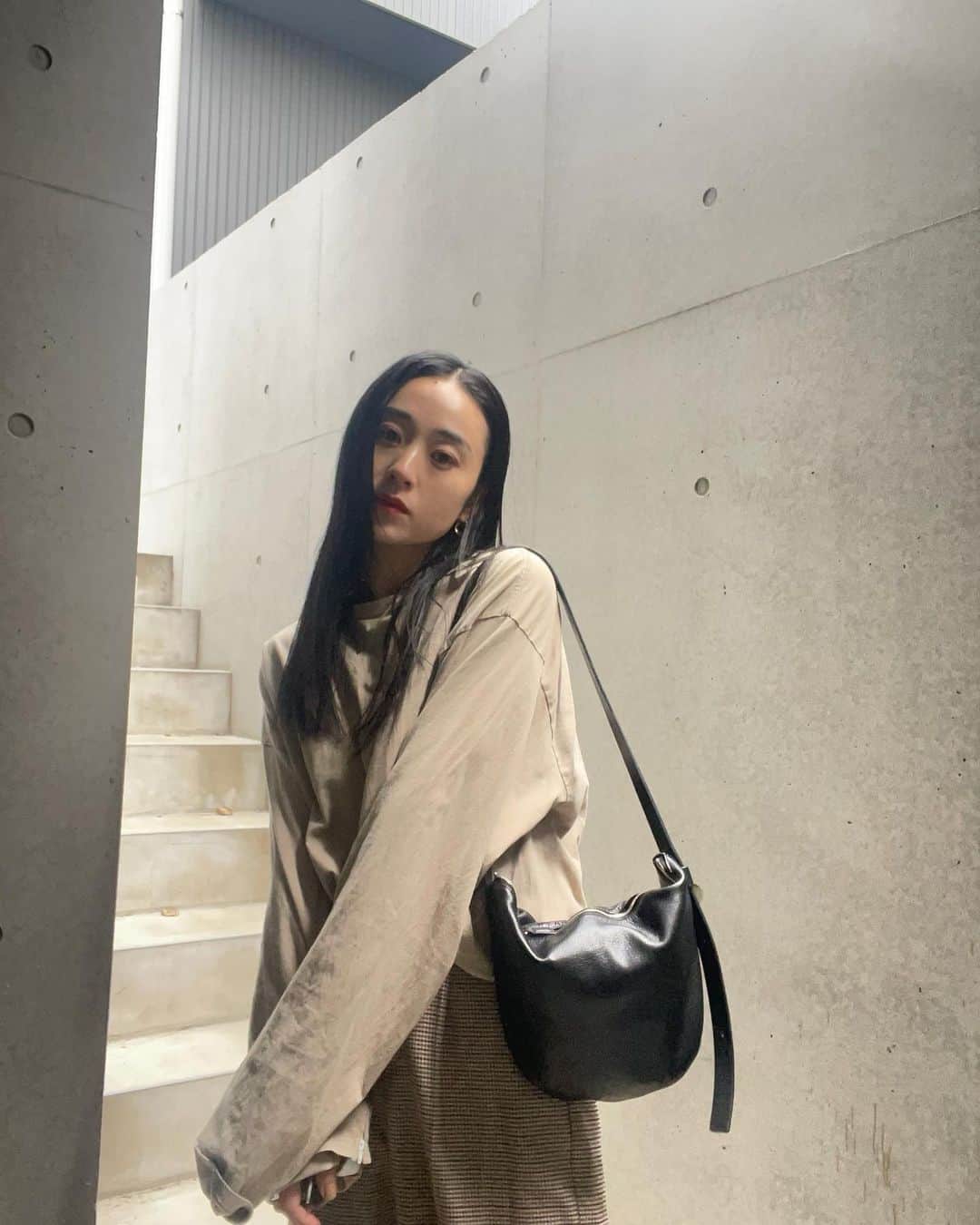 長屋なぎさのインスタグラム：「もう１０月も終わり。 事務作業の日なのでゆるっとね。 寒い時期になるとチェックアイテムを引っ張り出してきます。今日はボトムにとりいれてみて リップだけ赤にしてみました💄  tops: @mediam_official  pants: @aluna.jp.official  shoes: @nike @niketokyo  rouge: @givenchybeauty」