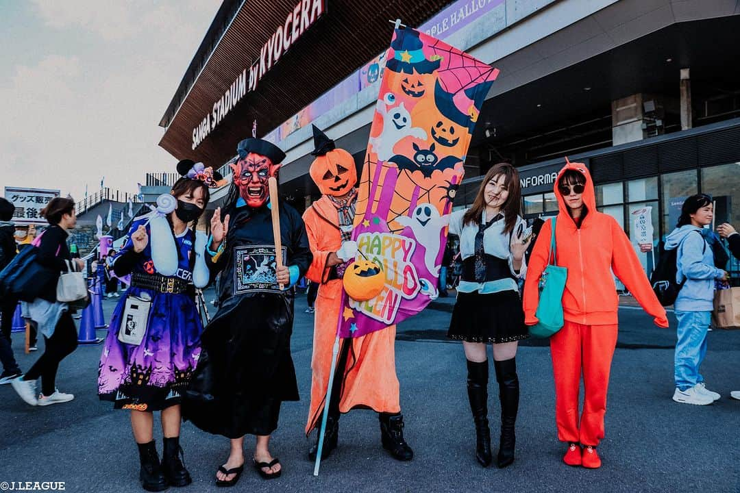 Ｊリーグさんのインスタグラム写真 - (ＪリーグInstagram)「𝐇𝐚𝐩𝐩𝐲 𝐇𝐚𝐥𝐥𝐨𝐰𝐞𝐞𝐧🎃  "𝐓𝐫𝐢𝐜𝐤 𝐨𝐫 𝐓𝐫𝐞𝐚𝐭" 本日は #ハロウィン です‼️ マスコットやファン・サポーターが仮装姿でスタジアムに来場🏟 あのマスコットは、 Mr.ピッチ に⁉️  #北海道コンサドーレ札幌 #ドーレくん #大分トリニータ #ニータン #リッジー #Vファーレン長崎 #ヴィヴィくん #川崎フロンターレ #ふろん太 #カブレラ #ヴァンフォーレ甲府 #ヴァンくん #フォーレちゃん #レノファ山口FC #レノ丸 #水戸ホーリーホック #ホーリーくん #湘南ベルマーレ #京都サンガFC #ジェフユナイテッド千葉  #happyhalloween #halloween #Jリーグ #jleague #サッカー #soccer #football #J30」10月31日 12時00分 - jleaguejp