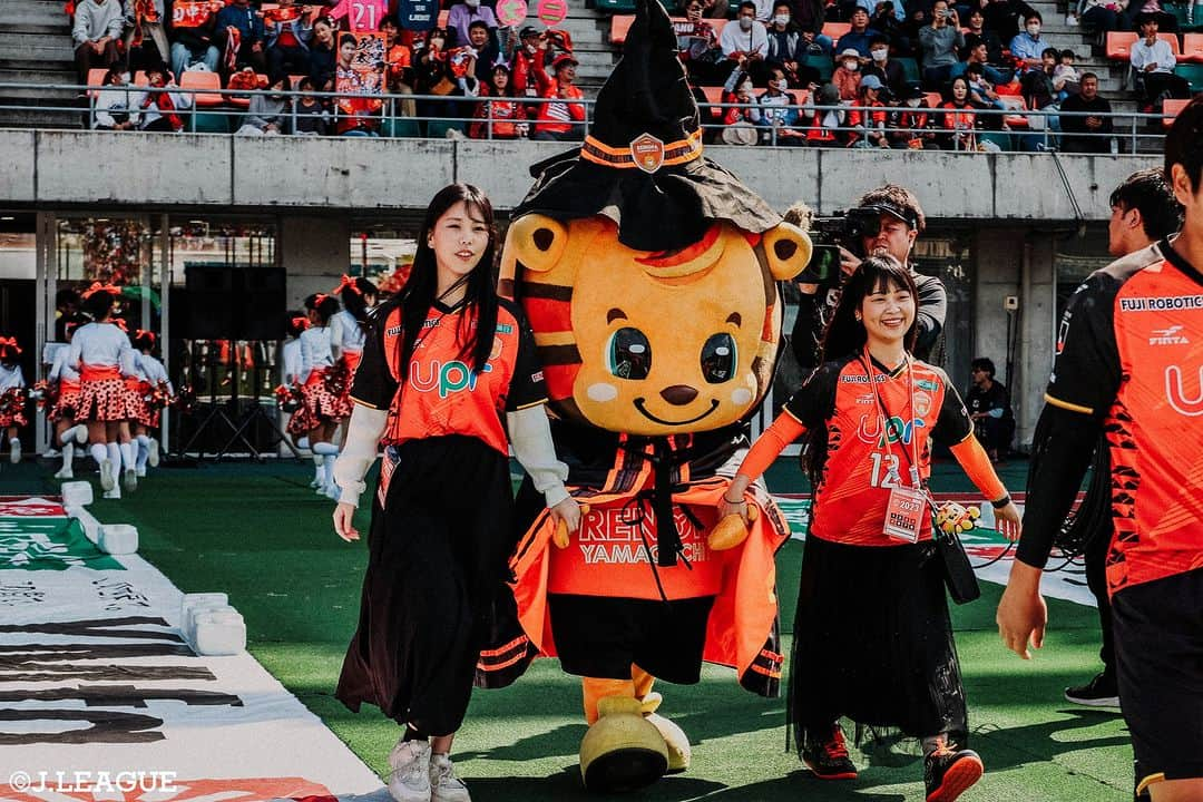 Ｊリーグさんのインスタグラム写真 - (ＪリーグInstagram)「𝐇𝐚𝐩𝐩𝐲 𝐇𝐚𝐥𝐥𝐨𝐰𝐞𝐞𝐧🎃  "𝐓𝐫𝐢𝐜𝐤 𝐨𝐫 𝐓𝐫𝐞𝐚𝐭" 本日は #ハロウィン です‼️ マスコットやファン・サポーターが仮装姿でスタジアムに来場🏟 あのマスコットは、 Mr.ピッチ に⁉️  #北海道コンサドーレ札幌 #ドーレくん #大分トリニータ #ニータン #リッジー #Vファーレン長崎 #ヴィヴィくん #川崎フロンターレ #ふろん太 #カブレラ #ヴァンフォーレ甲府 #ヴァンくん #フォーレちゃん #レノファ山口FC #レノ丸 #水戸ホーリーホック #ホーリーくん #湘南ベルマーレ #京都サンガFC #ジェフユナイテッド千葉  #happyhalloween #halloween #Jリーグ #jleague #サッカー #soccer #football #J30」10月31日 12時00分 - jleaguejp