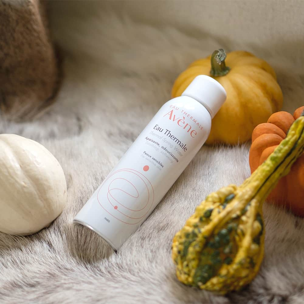 Eau Thermale Avène Japan アベンヌのインスタグラム：「🎃 🎃Happy Halloween🎃  今年のハロウィンはどんな風に過ごされますか😊？ 楽しい1日をお過ごしください👻  アベンヌ ウオーターもハロウィン気分で写真撮影📷  🎃👻🤍🎃👻🤍🎃👻🤍  TRICK OR TREAT🪄 シューッしないといたずらするぞ🧙  #Halloween #ハロウィン #アベンヌ #Avene #アベンヌウオーター #アベンヌウォーター #スキンケア #敏感肌スキンケア #秋 #ミスト化粧水 #持ち歩きコスメ #美肌シュー慣  #モーニングルーティン #乾燥肌 #ゆらぎ肌 #敏感肌」