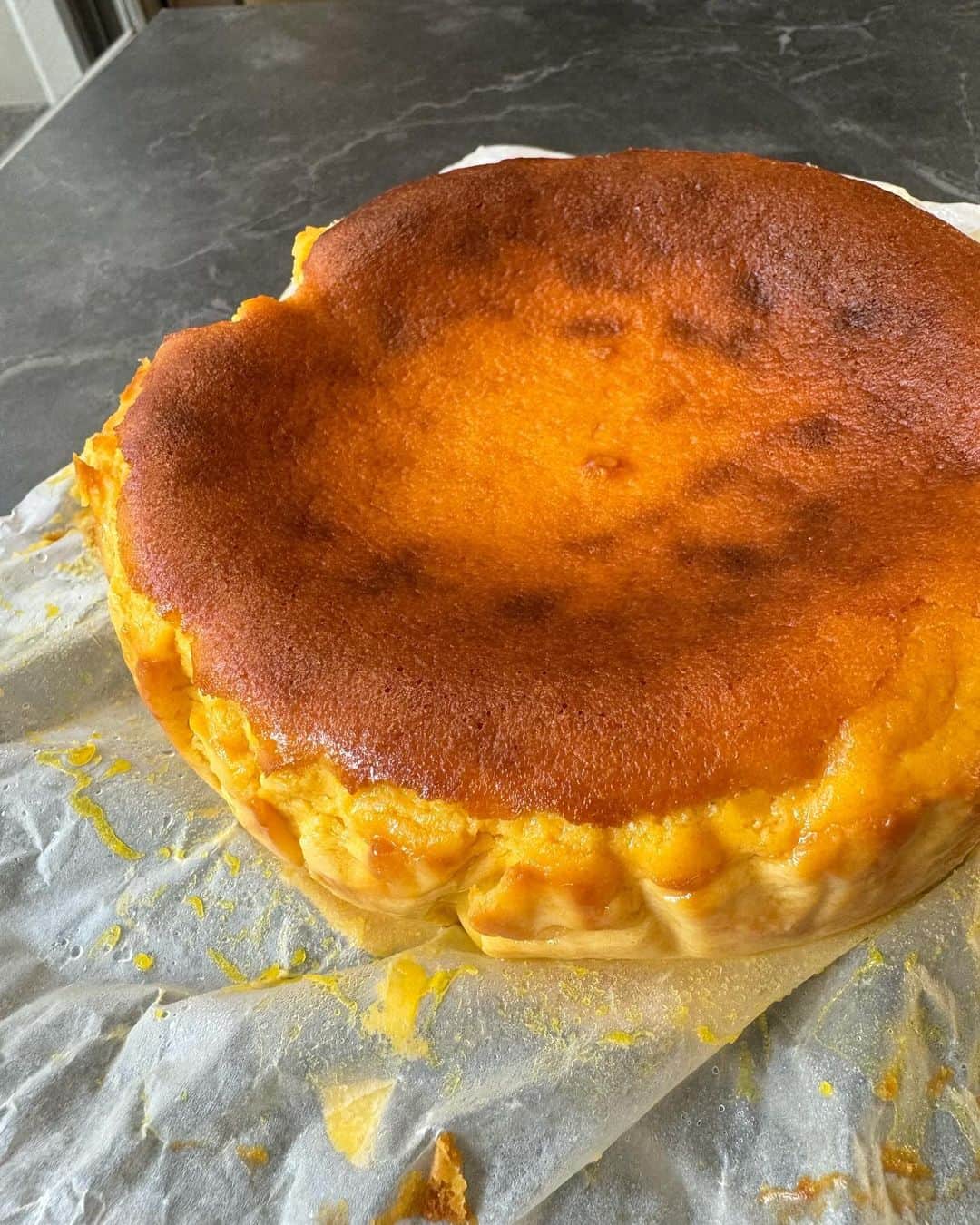 松本翔さんのインスタグラム写真 - (松本翔Instagram)「#Basquecheesecake 🇪🇸🎃 ⁡ どちらかと言えば市販の大手のチーズケーキは好きではなくて....。自分が食べるわけでもないけど....。あっためた包丁を入れて、引き抜いたときに中のクリームが少しだけ溶ける滑らかな見た目がバスクチーズケーキの中で好きな部分。 ⁡ #Halloween #Cheesecake #Pumpkincake #ハロウィン #かぼちゃのバスクチーズケーキ #松本食堂」10月31日 12時00分 - matsumotosho444