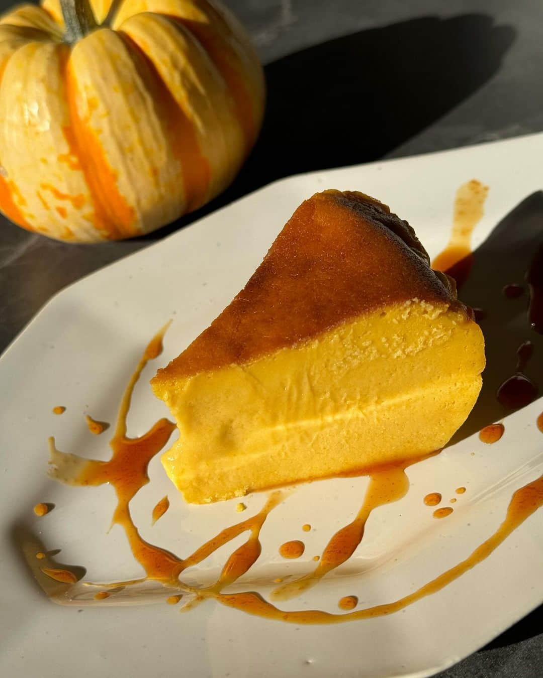 松本翔さんのインスタグラム写真 - (松本翔Instagram)「#Basquecheesecake 🇪🇸🎃 ⁡ どちらかと言えば市販の大手のチーズケーキは好きではなくて....。自分が食べるわけでもないけど....。あっためた包丁を入れて、引き抜いたときに中のクリームが少しだけ溶ける滑らかな見た目がバスクチーズケーキの中で好きな部分。 ⁡ #Halloween #Cheesecake #Pumpkincake #ハロウィン #かぼちゃのバスクチーズケーキ #松本食堂」10月31日 12時00分 - matsumotosho444