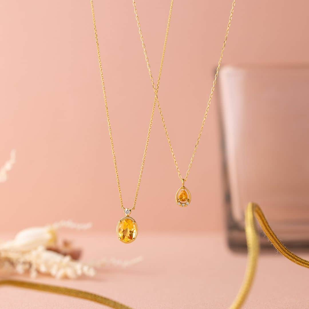 ４℃ / ヨンドシーさんのインスタグラム写真 - (４℃ / ヨンドシーInstagram)「【Citrine Jewelry】  太陽の様に明るく輝くことから幸運を呼ぶ「希望の石」と呼ばれている11月誕生石のシトリン。  K18らしいボリューム感に加えシンプルで上品な印象を与えてくれるデザインのネックレスは、ギフトは勿論お守りジュエリーとしてもおすすめです。   左から ¥61,600(税込) K18YG(11234-112-3001) ¥49,500(税込) K18YG(11234-112-3002)    #ヨンドシー #ジュエリー #ネックレス #シトリン #誕生石 #プレゼント #ギフト #ご褒美ジュエリー #ご褒美 #ファッション #jewelry #necklace #citrine #present #gift #fashion #fashionjewelry #newarrivals #collection #birthstone #citrinejewelry #112341123001 #112341123002」10月31日 12時00分 - 4c_jewelry