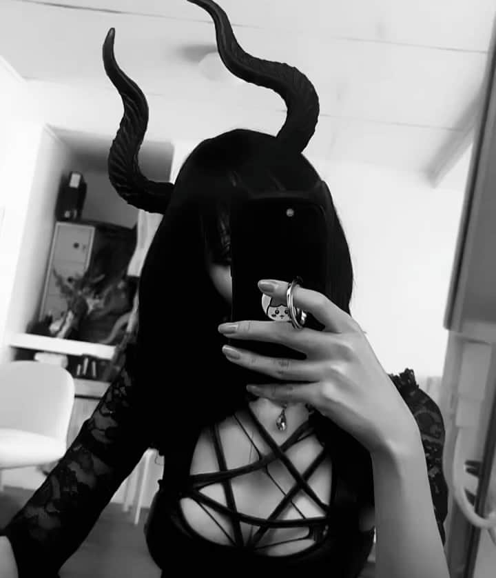 浅香ななみのインスタグラム：「. 😈🖤 . . #happyhalloween #halloween #ハロウィン #devil」