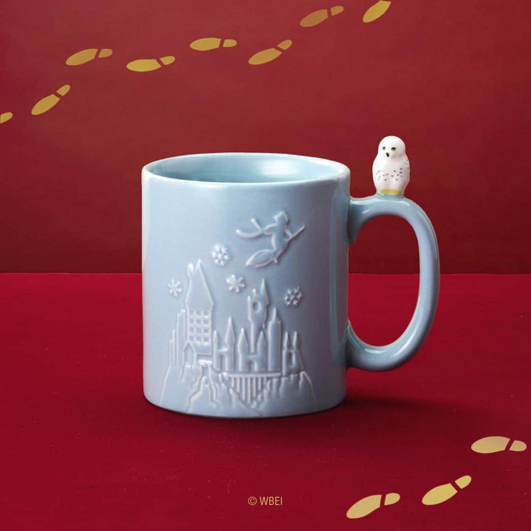 のインスタグラム：「🦉☕ ＊゜＿＿＿＿＿＿＿＿＿⚡  エンボスマグ（ヘドウィグ）  🏰＿＿＿＿＿＿＿＿＿＊゜  ハリーの相棒、ヘドウィグがハンドルについたマグです。 容量はたっぷり飲める300ml✨  ご自宅やオフィスで使ってみませんか？  #タリーズハリポタコラボ #タリーズ #ハリポタ #ハリーポッタ―」