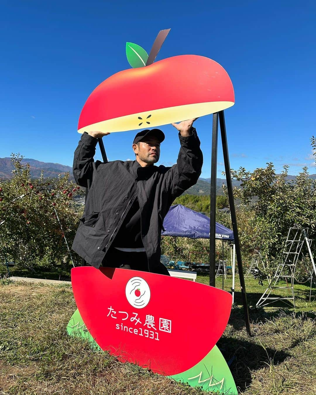 ニッチロー'のインスタグラム：「飯田市の観光モニターツアーに参加  【たつみ農園】さんでリンゴ狩り  中央アルプスを望みながら採りたてのリンゴにかぶりつく  映えスポットもありリンゴ狩り以外にも楽しみが  ⇩  【不動温泉　佐和屋】さんで洞窟風呂と囲炉裏料理  幻想的な洞窟風呂上がりに囲炉裏料理の数々  素材の旨みを感じながら地酒を嗜む  ⇩  【そらさんぽ天龍峡】  全長280m 高さ80mの橋から天竜川を中心とした眺めは絶景  電車の時刻に合わせて来ると絶景と共に飯田線の写真も撮れる  ⇩  【信州飯田の菓房　田月】さんにて和菓子作り体験  飯田市は和菓子屋さんがとても多い  皆さんと一緒に作ると楽しいしそれぞれの個性が出る  不器用  ⇩  【水引工房　そうきち】さんで水引き製作体験  日本一の水引きの街でもある飯田市  不器用な人にも分かりやすく教えて下さいます  地元の人でも楽しめるツアー  全国、世界のみなさんに来て見て体験して欲しい  #飯田市 #飯田ツアー #モニターツアー #インバウンド #インバウンドツアー #たつみ農園 #リンゴ狩り #不動温泉佐和屋  #洞窟風呂 #そらさんぽ天龍峡  #菓房田月 #和菓子作り体験 #水引工房そうきち #水引製作体験 #南信州 #日本一の水引の街  #日本一の焼肉の街 #飯田市産業親善大使  #ニッチロー  #monitortour  #iidatour #inboundtour  #inbound #iidacity」