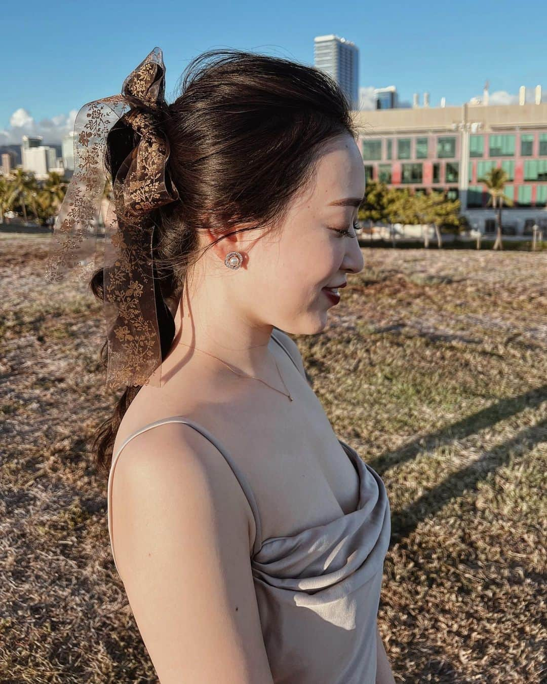 Yukari Ogayaさんのインスタグラム写真 - (Yukari OgayaInstagram)「: Sunset ponytail style .  2種類のリボンでポニーテールアレンジ🎀 サンセットは、可愛いんだけど、どこか大人っぽくも🥀 リップは濃いめのカラーを合わせるとグッとオシャレに。 私も最近濃いめ好き🤎 . Hair& makeup by @yukariogaya  . . . .  #2023 #thisisyukaristyle #hawaiiwedding  #destinationwedding  #bridehair  #bridalmakeup  #weddinghairstyles  #updospecialist  #ハワイウェディング #海外ウェディング #花嫁ヘア  #花嫁ヘアメイク  #海外花嫁 #ヘアアレンジ  #ハワイヘアメイク」10月31日 11時58分 - yukariogaya