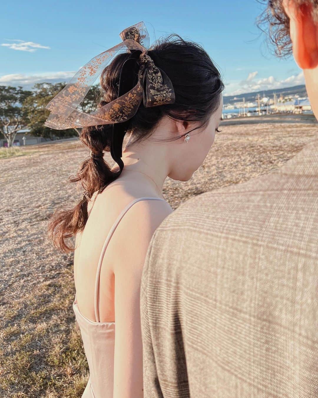 Yukari Ogayaさんのインスタグラム写真 - (Yukari OgayaInstagram)「: Sunset ponytail style .  2種類のリボンでポニーテールアレンジ🎀 サンセットは、可愛いんだけど、どこか大人っぽくも🥀 リップは濃いめのカラーを合わせるとグッとオシャレに。 私も最近濃いめ好き🤎 . Hair& makeup by @yukariogaya  . . . .  #2023 #thisisyukaristyle #hawaiiwedding  #destinationwedding  #bridehair  #bridalmakeup  #weddinghairstyles  #updospecialist  #ハワイウェディング #海外ウェディング #花嫁ヘア  #花嫁ヘアメイク  #海外花嫁 #ヘアアレンジ  #ハワイヘアメイク」10月31日 11時58分 - yukariogaya