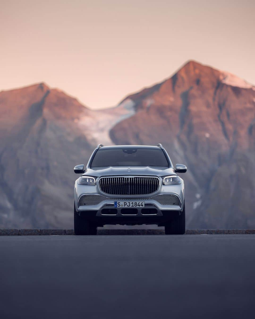 メルセデス・ベンツさんのインスタグラム写真 - (メルセデス・ベンツInstagram)「The @mercedesmaybach #GLS embodies elegance and outstanding design.   📷 @tomlockerphoto   #MercedesBenz #MercedesMaybach」10月31日 12時00分 - mercedesbenz