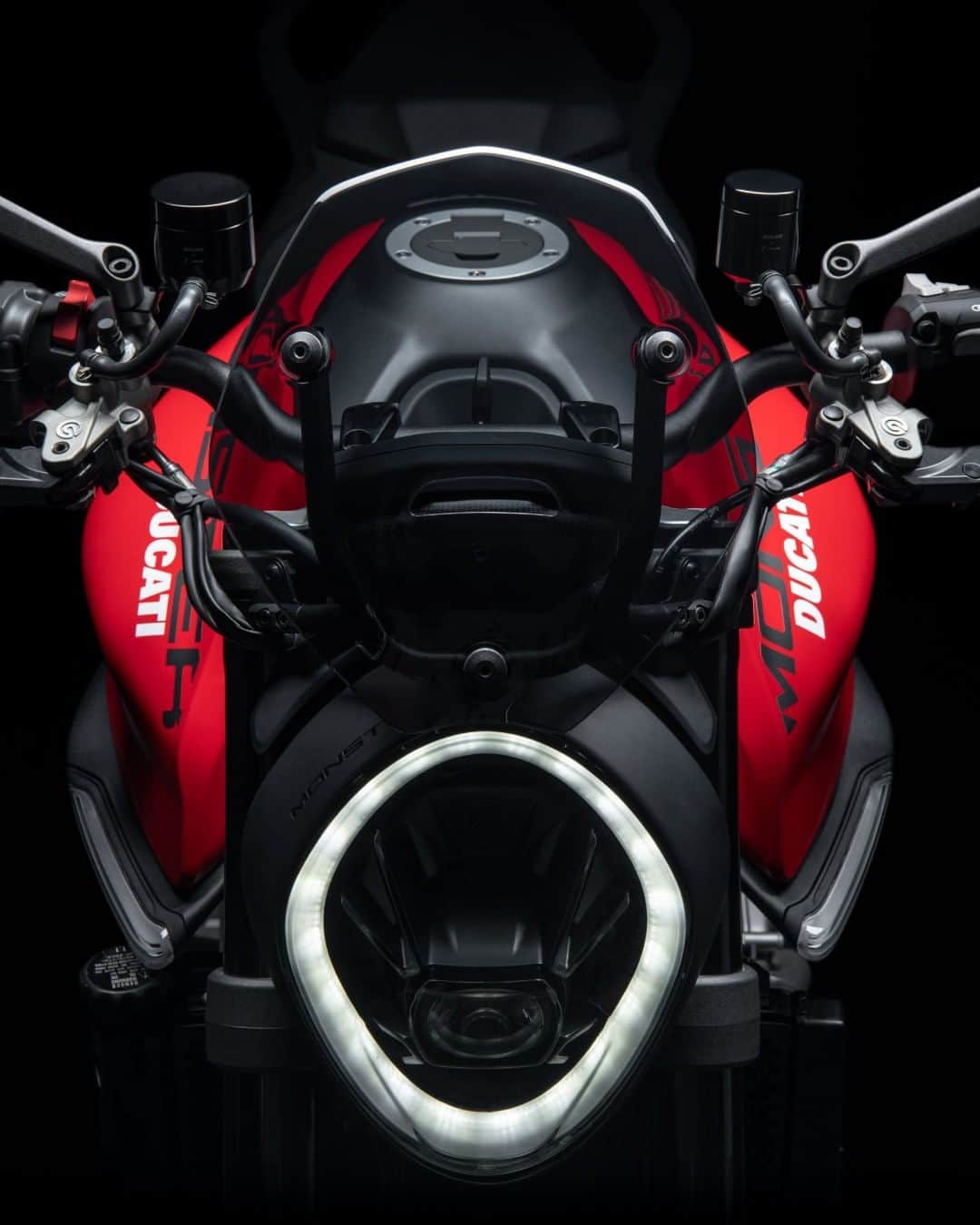 Ducati Japanのインスタグラム：「Happy Halloween🎃  実はドゥカティには今日にぴったりなモデルがあるのです！  １つは「Monster」（怪物） 軽量コンパクトな車体に、パワフルなテスタストレッタ11°エンジンを搭載。それでいてしなやかで乗りやすいこのモデルはまさに「怪物」といえるでしょう。  もう1つは「Diavel V4」（Diavelはイタリア語で悪魔） V4グランツーリスモ・エンジンを中心に細部まで考え抜かれてデザインされたディアベルV4は力強く、スポーティ、エレガントでありながらも、あらゆるライディング・シーンで「悪魔」のような圧倒的な存在感を放ちます。  皆さんはどちらがお好みですか？ どうぞ素敵なハロウィンをお過ごしください  #ドゥカティ #Ducati #ドゥカティいいじゃん #モンスター #Monster #ネイキッド #ディアベル #Diavel #クルーザーバイク #halloween」