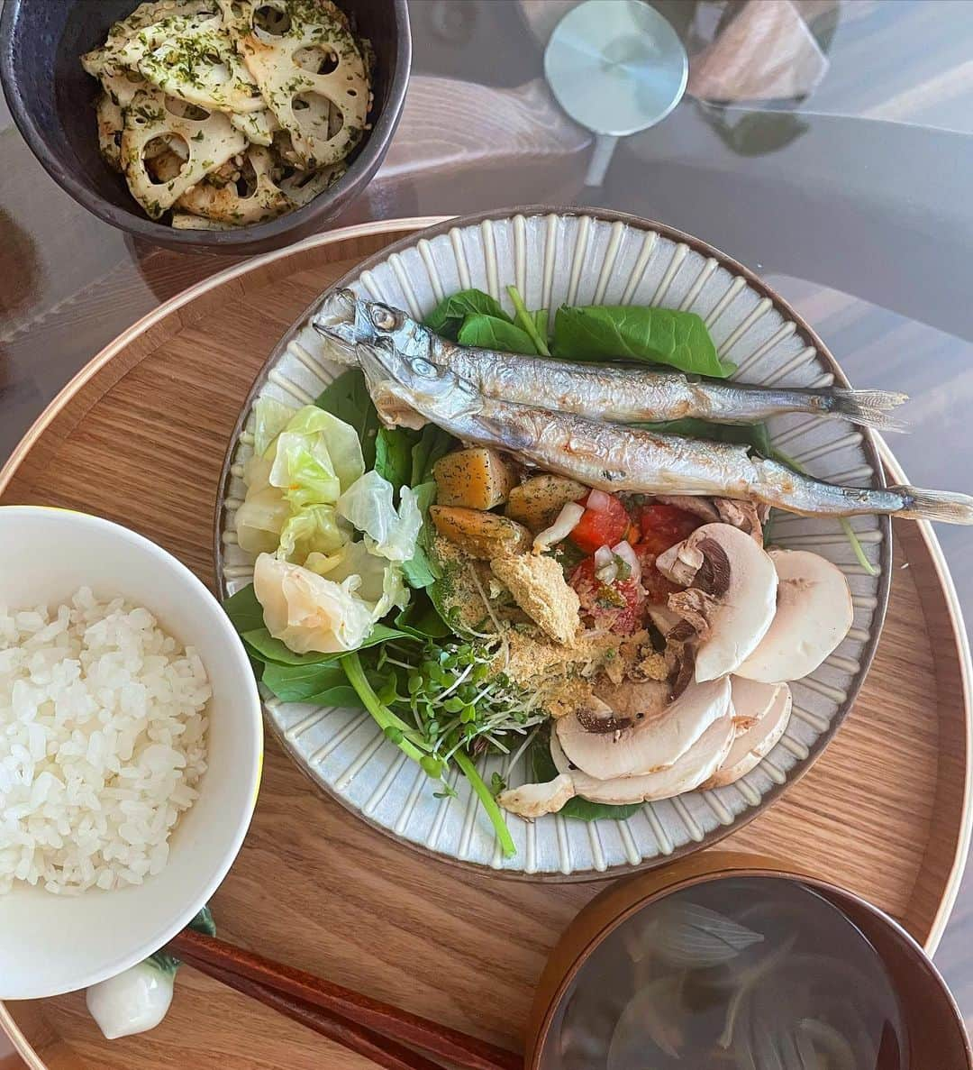 芝彰子のインスタグラム：「朝御飯☀️  昨日の朝ごはんアップしたら 沢山リアクションやコメント頂き…🙏💕  いつも比較的朝ごはんは 洋系寄りなのですが ここ数日は和食気分で🍚🥢  ししゃもだけ焼いて あとは残り物のおかずや作り置きで。 横着してサラダ🥗にのっけてしまいました😅  ［おかず］ ✏︎トマトサルサ、サーモンマリネ、 　キャベツの浅漬け、マッシュルーム、スプラウト 　蓮根の海苔塩炒め  汁物は前日に仕込んで 仕上げの味付けだけ朝に。  朝からしっかり食べて！💪✨  . #朝ごはん #朝ご飯 #和朝食 #おうちごはん #整う #体を整える #整う食事 #ししゃも #japanesebreakfast #healthyeating」